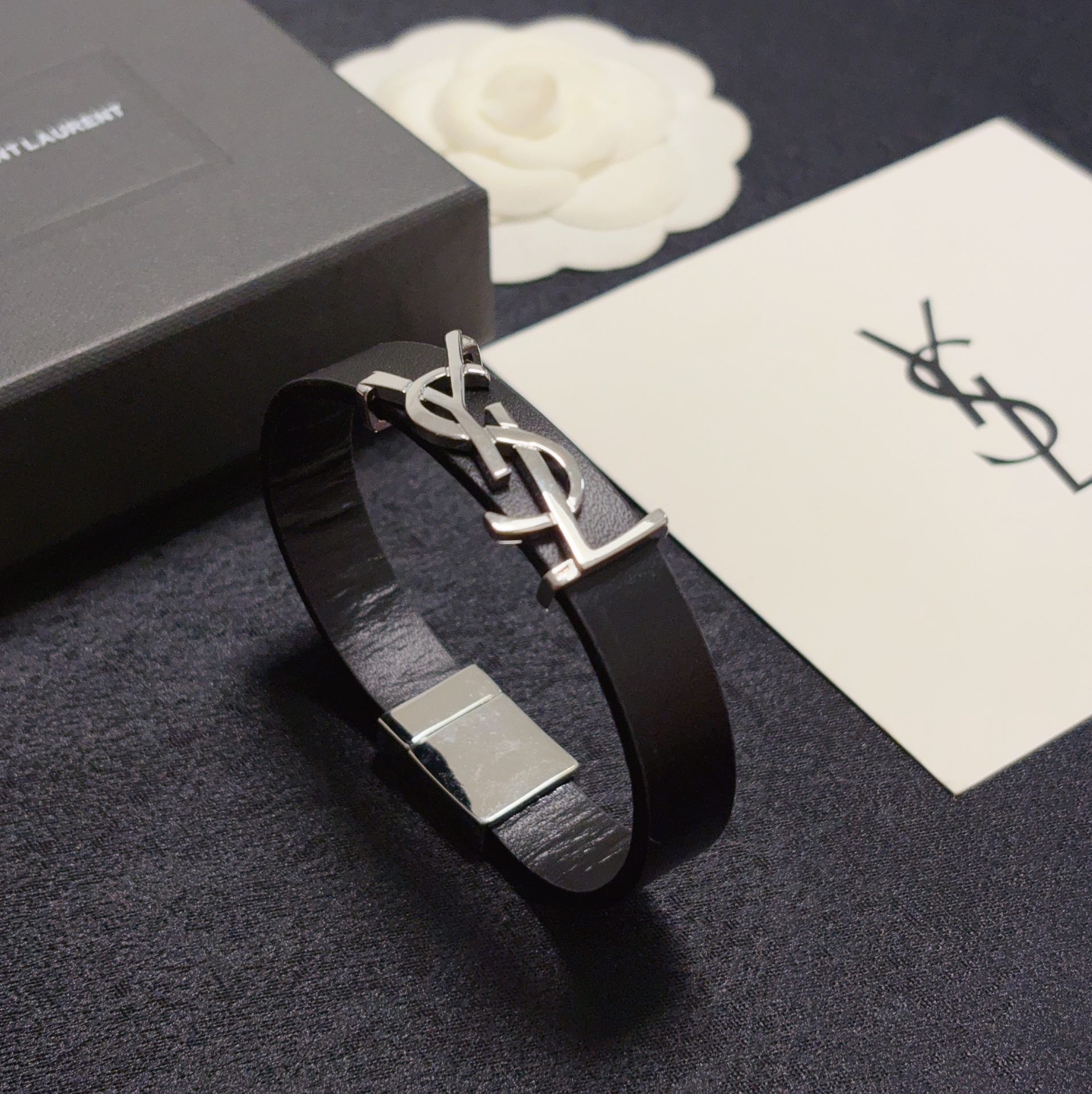 Luxurious YSL Leather Bracelet: Elegant and Bold French Fashion Statement - 图片 9