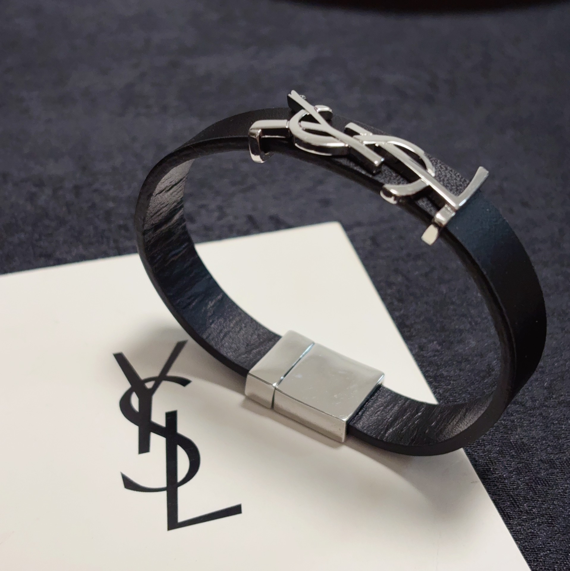 Luxurious YSL Leather Bracelet: Elegant and Bold French Fashion Statement - 图片 6