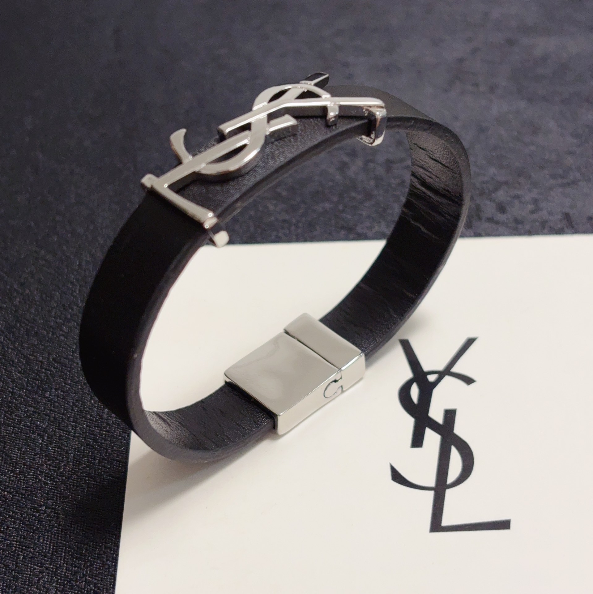 Luxurious YSL Leather Bracelet: Elegant and Bold French Fashion Statement - 图片 7