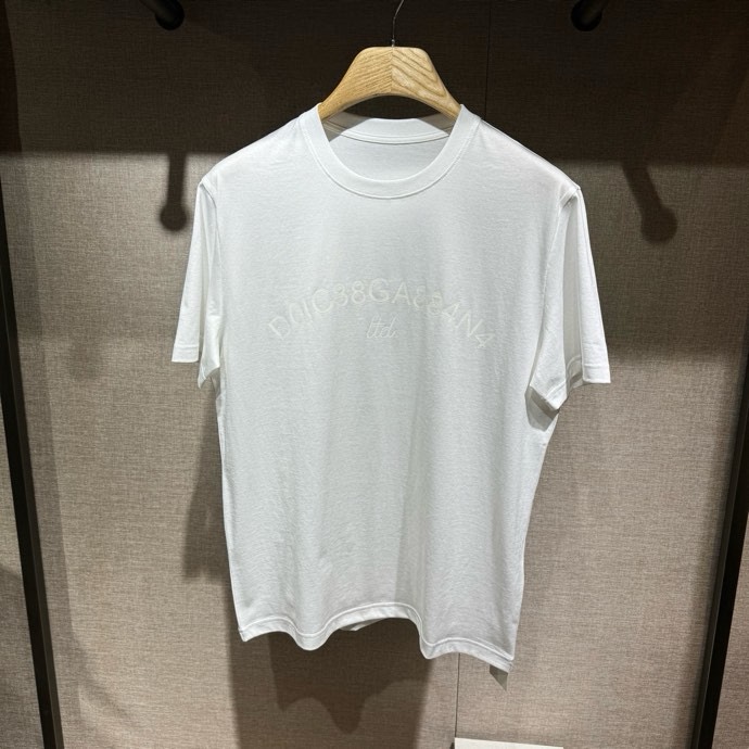 上新，DG印花细节全棉短袖T恤。订织全棉面料质感好，面...