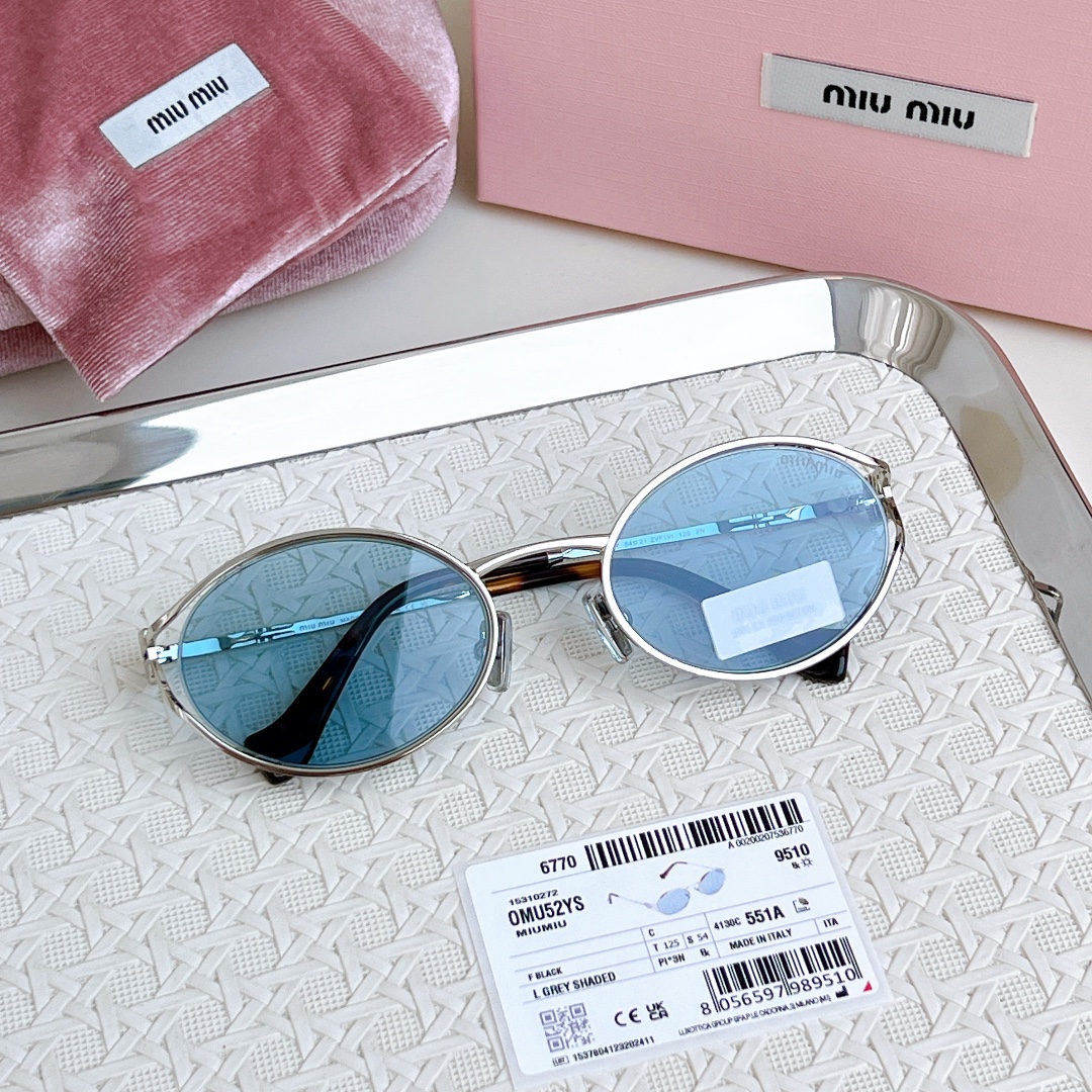  𝗠𝗜𝗨𝗠𝗜𝗨 高版本 
原版鼻托 蔡司logo镜片
MOD：SMU52y 
SIZE：54口21-12
