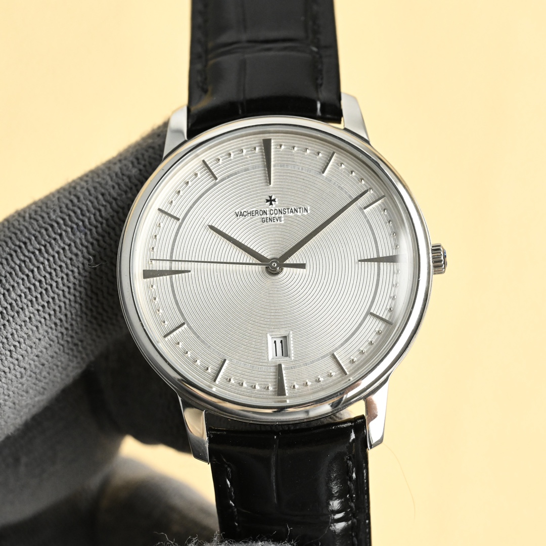 NO:553293,Produced by TW, white shell, gold shell, TW Factory, the highest replica V4 upgraded version on the market, Vacheron Constantin VC Heritage Series 85180 watch RH5 1 [Case] size 40MMX9MM, perfectly round case, with slightly isolated lug design, making it fit the wearer's wrist better. Each finished shell case needs to go through MK's strict quality control to restore the unique texture of the original.  2 [Movement] The steel wheels and other components are all decorated by MK watchmakers, and the automatic oscillating weight is plated with 18k gold to maximize the exquisite craftsmanship of the original. 3 [Mirror] The front and rear sapphire glass mirrors are both anti-vertigo coating treated. 4 [Strap] Double-layer Italian calfskin with Maltese cross pin buckle. A sincere work. Welcome for your appreciation!  For the best luxury gift recommendations, please look for TW’s exclusive quality, vacheron, cowhide19860909TW 出品 白壳 金壳  TW Factory 市场最高复刻 V4升级版本 江诗丹顿 VC 传承系列85180腕表RH5 1【表壳】尺寸40MMX9MM,完美圆形的表壳,搭配微孤式表耳设计,使之更加贴合佩戴者的手腕.每一个成品壳套,都需经过MK严格的质量把控,方能还原正品独特的质感. 2【机芯】钢轮等部件均由MK制表师精工装饰,自动摆陀更是镀有18k金最大限度呈现原装精湛的工艺水平. 3【表镜】前后两片蓝宝石玻璃镜面,均有防眩晕镀膜处理. 4【表带】双层意大利小牛皮,搭配马耳他十字针扣. 诚意之作 欢迎您的品鉴！送礼最佳奢华推荐请认准TW独家品质,,vacheron,cowhide,Watch