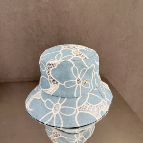 Chanel Denim Blauwe Visserhoed met Bloemen Kant, Vintage Stijl 1 Chanel Denim Blauwe Visserhoed met Bloemen Kant, Vintage Stijl