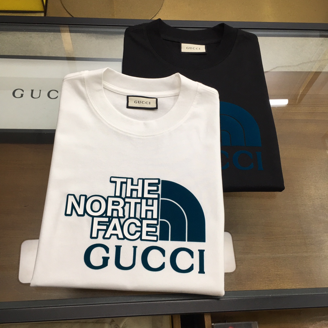 NO:469836,New product [Gu.ci...] The latest short-sleeved round-neck T-shirt in the first spring and summer counter in 2025, high-end customization, avant-garde and fashionable design!  Brand logo heavy craft design, high-end customized mercerated cloud cotton fabric, soft feel, comfortable to wear, exquisite counter-level car line, fine workmanship, invincible and handsome upper body effect!  A must-have item for handsome men!  The color is shown in the figure. Code number M-4XL, T-shirt,tees, t-shirt,alexander wang19860909新品【Gu.ci...】 2025春夏首发专柜最新款短袖圆领T恤 高端订制 设计前卫时尚！品牌logo重工艺设计 高端定制丝光云朵棉面料.手感柔软.穿着舒适.专柜级别精致车线.做工精细.上身效果无敌帅气！型男必备单品！ 颜色如图 码数M-4XL,,T-shirt,tees，t-shirt,alexander wang,Men's clothing