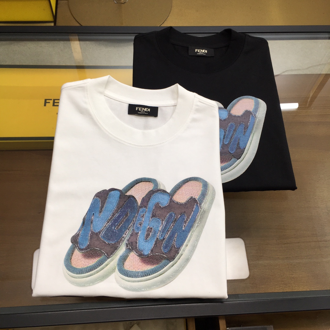 NO:469851,New product [Fend...] The latest short-sleeved round-neck T-shirt in the first spring and summer counter in 2025, high-end customization, avant-garde and fashionable design!  Brand logo heavy craft design, high-end customized mercerated cloud cotton fabric, soft feel, comfortable to wear, exquisite counter-level car line, fine workmanship, invincible and handsome upper body effect!  A must-have item for handsome men!  The color is shown in the figure. Code number M-4XL, fendi, T-shirt,tees, t-shirt,alexander wang19860909新品【Fend...】 2025春夏首发专柜最新款短袖圆领T恤 高端订制 设计前卫时尚！品牌logo重工艺设计 高端定制丝光云朵棉面料.手感柔软.穿着舒适.专柜级别精致车线.做工精细.上身效果无敌帅气！型男必备单品！ 颜色如图 码数M-4XL,,fendi,T-shirt,tees，t-shirt,alexander wang,Men's clothing