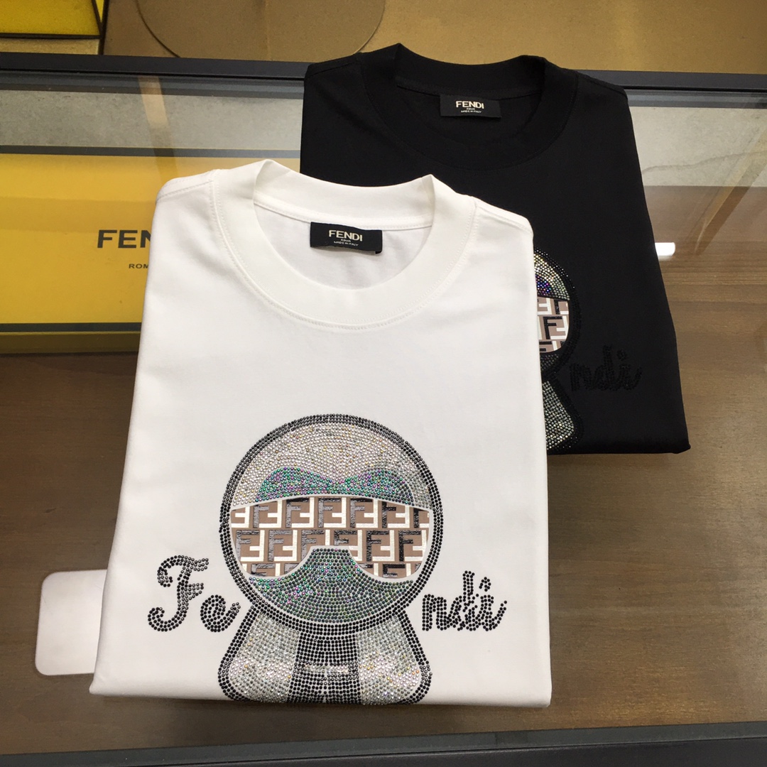 NO:469845,New product [Fend...] The latest short-sleeved round-neck T-shirt in the first spring and summer counter in 2025, high-end customization, avant-garde and fashionable design!  Brand logo heavy craft design, high-end customized mercerated cloud cotton fabric, soft feel, comfortable to wear, exquisite counter-level car line, fine workmanship, invincible and handsome upper body effect!  A must-have item for handsome men!  The color is shown in the figure. Code number M-4XL, fendi, T-shirt,tees, t-shirt,alexander wang19860909新品【Fend...】 2025春夏首发专柜最新款短袖圆领T恤 高端订制 设计前卫时尚！品牌logo重工艺设计 高端定制丝光云朵棉面料.手感柔软.穿着舒适.专柜级别精致车线.做工精细.上身效果无敌帅气！型男必备单品！ 颜色如图 码数M-4XL,,fendi,T-shirt,tees，t-shirt,alexander wang,Men's clothing