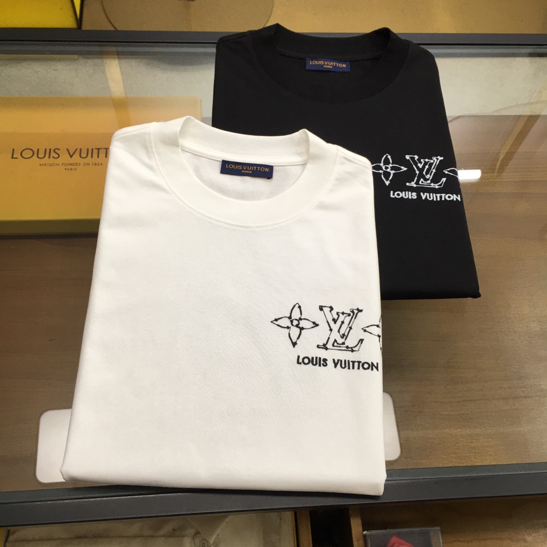 NO:469817,New product [L.v...] The latest short-sleeved round-neck T-shirt in the first spring and summer counter in 2025, high-end customization, avant-garde and fashionable design!  Brand logo heavy craft design, high-end customized mercerated cloud cotton fabric, soft feel, comfortable to wear, exquisite counter-level car line, fine workmanship, invincible and handsome upper body effect!  A must-have item for handsome men!  The color is shown in the figure. Code number M-4XL, T-shirt,tees, t-shirt,alexander wang19860909新品【L.v...】 2025春夏首发专柜最新款短袖圆领T恤 高端订制 设计前卫时尚！品牌logo重工艺设计 高端定制丝光云朵棉面料.手感柔软.穿着舒适.专柜级别精致车线.做工精细.上身效果无敌帅气！型男必备单品！ 颜色如图 码数M-4XL,,T-shirt,tees，t-shirt,alexander wang,Men's clothing