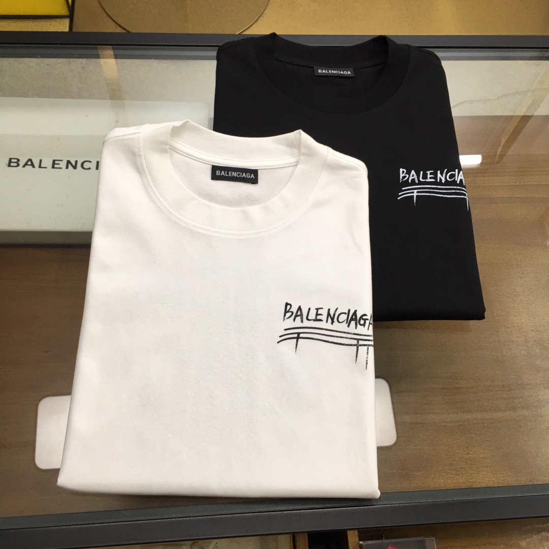 NO:469823,New product [BLCA...] The latest short-sleeved round-neck T-shirt in the first spring and summer counter in 2025, high-end customization, avant-garde and fashionable design!  Brand logo heavy craft design, high-end customized mercerated cloud cotton fabric, soft feel, comfortable to wear, exquisite counter-level car line, fine workmanship, invincible and handsome upper body effect!  A must-have item for handsome men!  The color is shown in the figure. Code number M-4XL, T-shirt,tees, t-shirt,alexander wang19860909新品【BLCA...】 2025春夏首发专柜最新款短袖圆领T恤 高端订制 设计前卫时尚！品牌logo重工艺设计 高端定制丝光云朵棉面料.手感柔软.穿着舒适.专柜级别精致车线.做工精细.上身效果无敌帅气！型男必备单品！ 颜色如图 码数M-4XL,,T-shirt,tees，t-shirt,alexander wang,Men's clothing