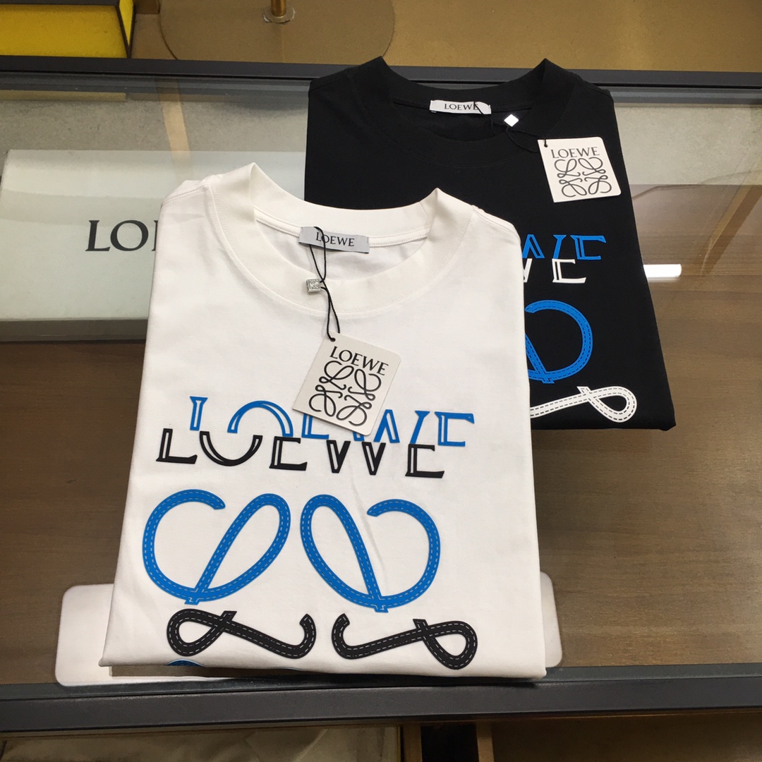 NO:466892,New trendy brand 'L.oew' 2025 new trendy brand short-sleeved T-shirt (small style) is the darling of the fashion industry in the brand!  Men's trendy brand short-sleeved!  While the materials are exquisite, the overall design is quite fashionable. Today I recommend his versatile and classic styles. The logo design on the chest brand is printed and designed with vivid personality!  The fabric is made of customer-supplied fixed-woven Gaoke Re-English Long-Wire Cotton, and the high-quality Long-Wire Cotton raw materials are selected!  It has a smooth and smooth feel on the skin, and the upper body is crisp and stylish!  Comfort and breathability are perfect!  All fabrics are excellent!  S-3XL, T-shirt,tees,t-shirt,alexander wang19860909新品潮牌 《L.oew》 2025新款潮牌短袖T恤（版型微阔）品牌时尚界的宠儿！ 男士潮牌短袖！材质用料讲究的同时 整体的设计颇具时尚感 今天推荐他家百搭经典款 胸前品牌logo设计 采用印花设计 个性生动！面料采用客供定织高克重新疆长绒棉,甄选上等长绒棉花原料！亲肤挺滑手感,上身挺括有型！舒适性与透气性完美兼备！面料皆为上乘！S-3XL,,T-shirt,tees，t-shirt,alexander wang,Men's clothing