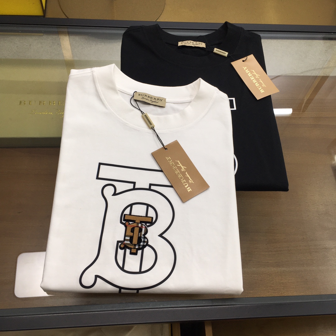 NO:466887,New trendy brand 'Burber..y' 2025 new trendy brand short-sleeved T-shirt (small style) brand fashion darling!  Men's trendy brand short-sleeved!  While the materials are exquisite, the overall design is quite fashionable. Today I recommend his versatile and classic styles. The logo design on the chest brand is printed and designed with vivid personality!  The fabric is made of customer-supplied fixed-woven Gaoke Re-English Long-Wire Cotton, and the high-quality Long-Wire Cotton raw materials are selected!  It has a smooth and smooth feel on the skin, and the upper body is crisp and stylish!  Comfort and breathability are perfect!  All fabrics are excellent!  S-3XL, burberry, T-shirt,tees, t-shirt,alexander wang19860909新品潮牌 《Burber..y》 2025新款潮牌短袖T恤（版型微阔）品牌时尚界的宠儿！ 男士潮牌短袖！材质用料讲究的同时 整体的设计颇具时尚感 今天推荐他家百搭经典款 胸前品牌logo设计 采用印花设计 个性生动！面料采用客供定织高克重新疆长绒棉,甄选上等长绒棉花原料！亲肤挺滑手感,上身挺括有型！舒适性与透气性完美兼备！面料皆为上乘！S-3XL,,burberry,T-shirt,tees，t-shirt,alexander wang,Men's clothing