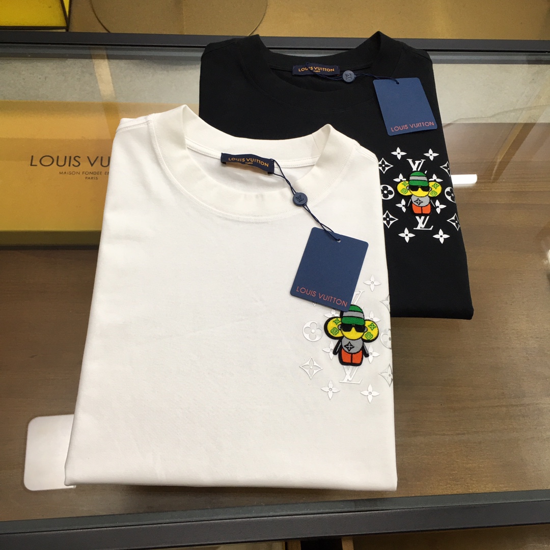 NO:466879,New trendy brand 'L.v' 2025 new trendy brand short-sleeved T-shirt (small style) is the darling of the fashion industry!  Men's trendy brand short-sleeved!  While the materials are exquisite, the overall design is quite fashionable. Today I recommend his versatile and classic styles. The logo design on the chest brand is printed and designed with vivid personality!  The fabric is made of customer-supplied fixed-woven Gaoke Re-English Long-Wire Cotton, and the high-quality Long-Wire Cotton raw materials are selected!  It has a smooth and smooth feel on the skin, and the upper body is crisp and stylish!  Comfort and breathability are perfect!  All fabrics are excellent!  S-3XL, T-shirt,tees,t-shirt,alexander wang19860909新品潮牌 《L.v》 2025新款潮牌短袖T恤（版型微阔）品牌时尚界的宠儿！ 男士潮牌短袖！材质用料讲究的同时 整体的设计颇具时尚感 今天推荐他家百搭经典款 胸前品牌logo设计 采用印花设计 个性生动！面料采用客供定织高克重新疆长绒棉,甄选上等长绒棉花原料！亲肤挺滑手感,上身挺括有型！舒适性与透气性完美兼备！面料皆为上乘！S-3XL,,T-shirt,tees，t-shirt,alexander wang,Men's clothing