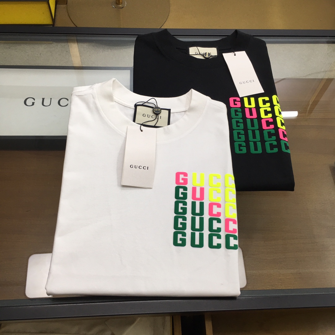 NO:466873,New trendy brand 'Gu.ci' 2025 new trendy brand short-sleeved T-shirt (small style) brand fashion darling!  Men's trendy brand short-sleeved!  While the materials are exquisite, the overall design is quite fashionable. Today I recommend his versatile and classic styles. The logo design on the chest brand is printed and designed with vivid personality!  The fabric is made of customer-supplied fixed-woven Gaoke Re-English Long-Wire Cotton, and the high-quality Long-Wire Cotton raw materials are selected!  It has a smooth and smooth feel on the skin, and the upper body is crisp and stylish!  Comfort and breathability are perfect!  All fabrics are excellent!  S-3XL, T-shirt,tees,t-shirt,alexander wang19860909新品潮牌 《Gu.ci》 2025新款潮牌短袖T恤（版型微阔）品牌时尚界的宠儿！ 男士潮牌短袖！材质用料讲究的同时 整体的设计颇具时尚感 今天推荐他家百搭经典款 胸前品牌logo设计 采用印花设计 个性生动！面料采用客供定织高克重新疆长绒棉,甄选上等长绒棉花原料！亲肤挺滑手感,上身挺括有型！舒适性与透气性完美兼备！面料皆为上乘！S-3XL,,T-shirt,tees，t-shirt,alexander wang,Men's clothing