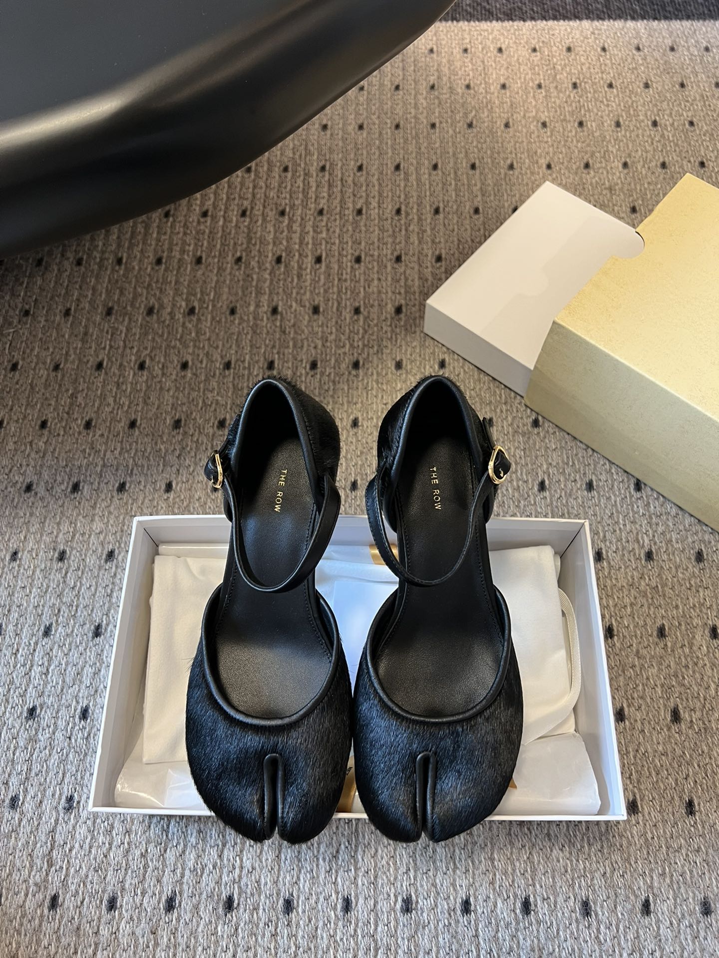 NO:390238,The new Hollow Muller Split Heel Shoes in Dongguan Products The Row 25ss New Hollow Muller Split Heels Row’s design is always trustworthy. Speaking of minimalist style, simple and comfortable, no matter how you match it, you can wear it with that kind of casual high-end feeling. It is really super versatile!  Size 35-40 (40 customized without return and exchange, single shoes19860909莞产代购级别 The Row 25ss新款中空 浅口穆勒分趾高跟单鞋 Row家的设计总是让人信赖 说到极简风格,简单又舒适,不管你怎么搭,都能穿出那种不经意的高级感,真的是超级百搭！ 码数35-40（40定制不退换,单鞋,Women's Shoes