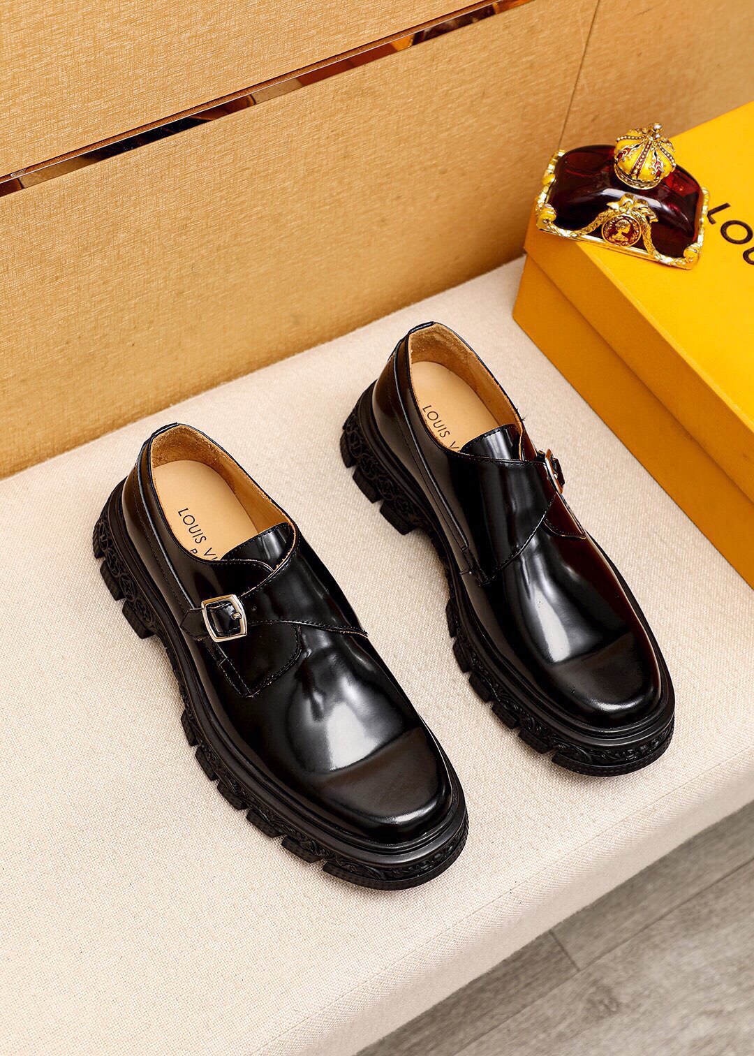 NO:348550,【LOUIS VUITTON】Cowhide inner Louis Vuitton 2024 new men's casual business leather shoes official website original copy, the upper is made of imported 1:1 material, Italian open-edged bead cowhide upper, water-dyeed cowhide inner is not an ordinary process, the process flow of a large factory is specially designed to create the most perfect shoes for trendy men, worth having black, blue, and 2 colors to choose from!  Number of codes 38-44 (45.46 customized), louis vuitton,louis vuitton,cowhide19860909【LOUIS VUITTON】牛皮内里 路易威登 2024新款男士休闲商务皮鞋官网原版复制,鞋面采用进口官网1:1材料制作意大利开边珠牛皮鞋面,水染牛皮内里绝非一般的工艺制造,大厂工艺流程,专为潮男们打造最完美鞋履,值得拥有黑色,兰色,2色可选！码数38-44（45.46订制）,,louis vuitton,louis vuitton,cowhide,Men's shoes
