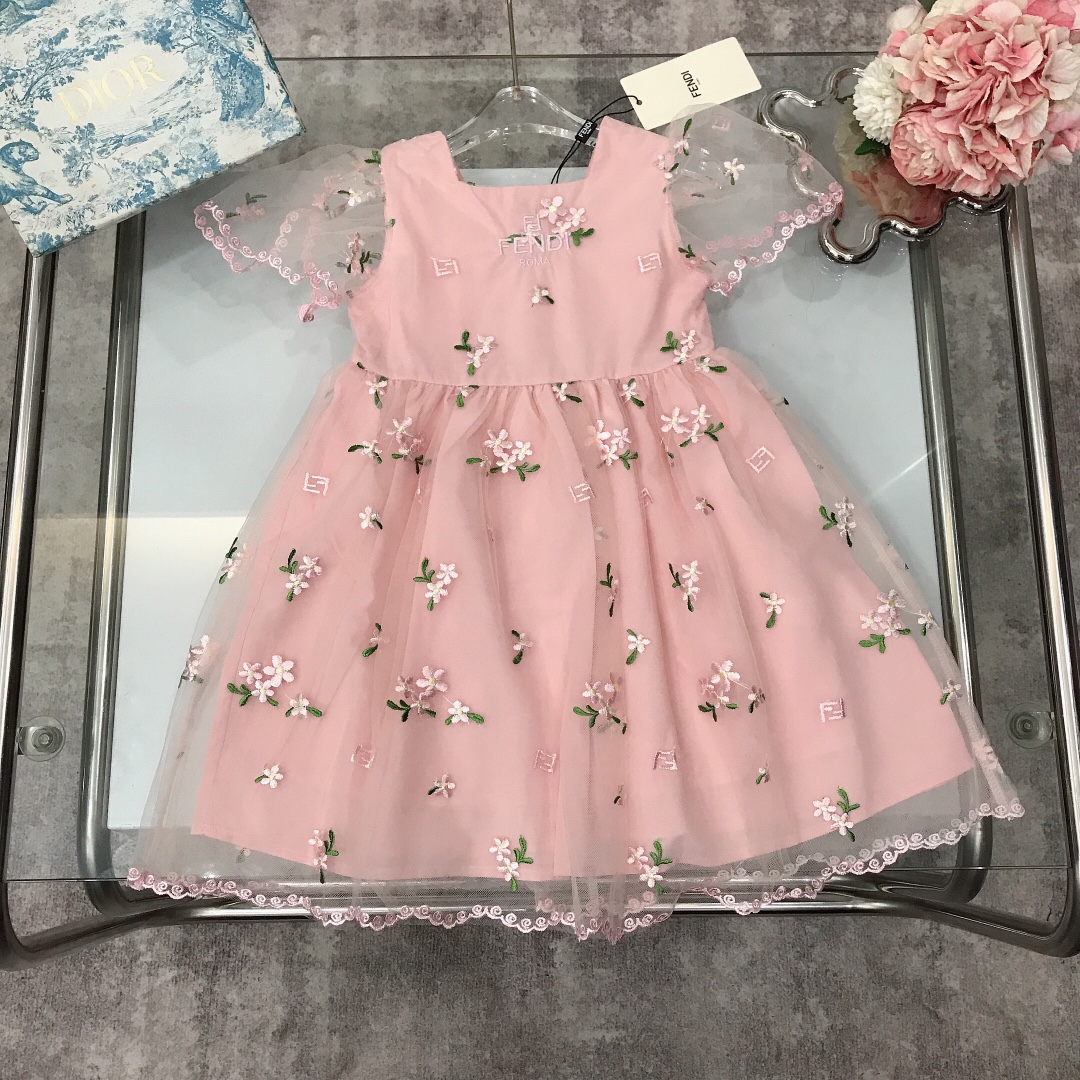 NO:337715,【Spot delivery】 New spring and summer style ·ss FEND* Square neckline small flying sleeve design mesh yarn skirt splicing with pure cotton inner three-dimensional embroidery small flowers with exquisite embroidery on the chest logo Fairy-floating, super fairy-like dress~three-dimensional tailoring exquisite original single fabric High version quality Simple and generous style The upper body is very good-looking The style is super pink color size90--110-120-130-140-150 [CM] Counter packaging 10, clothes, fendi, skirts,19860909【现货发】  春夏新款 ·ss FEND* 方领小飞袖设计网纱纱裙拼接搭配纯棉内里 立体刺绣小花朵搭配胸前精致刺绣小 logo 仙气飘飘,超仙的一款连衣裙～立体剪裁 精致原单布料 高版本质量 简单大方款式 上身非常好看 版型超赞 颜色粉色 size90--110-120-130-140-150【CM】  专柜包装10,衣服,fendi,skirts,,Children's