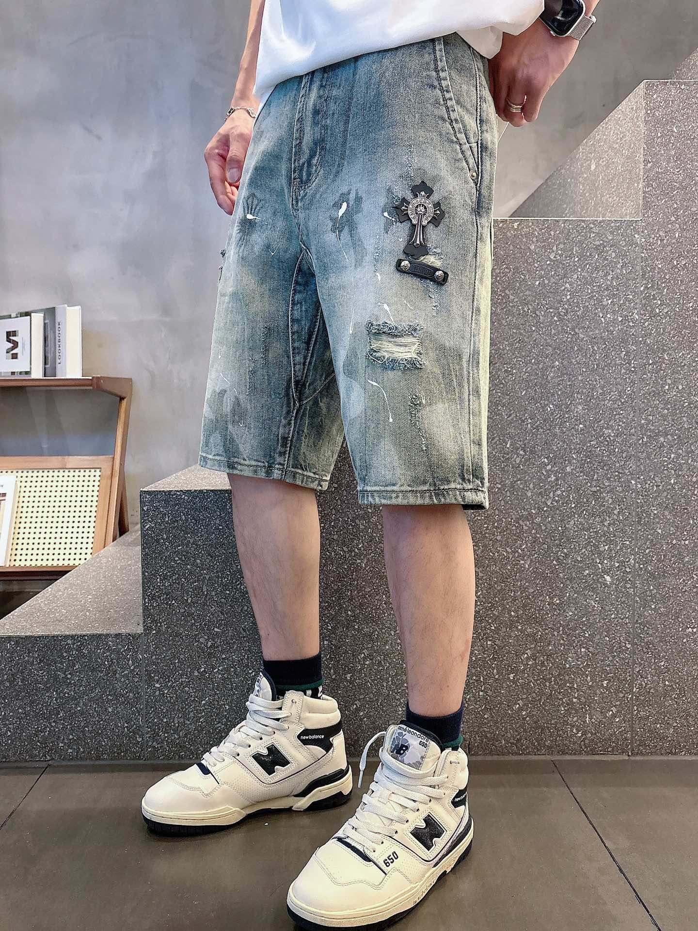 NO:418291,Croxin 2025 spring and summer men's denim shorts original fabric original wash water!  Imported original washing fabrics, complex handicrafts, any washing process stays for a few more seconds, will become completely different color effects, so it is more precious, especially long-lasting and odor-resistant... Choose the best tannin texture, genuine leather brand, high-quality metal accessories... to create a unique and original jeans style!  Original hardware and accessories, super positive style, comfortable and breathable, extremely high grade, counter quality, and handsome upper body. Number of 29----38, chrome hearts, shorts, jeans, alexander wang19860909克罗心 2025春夏男士牛仔短裤原厂原布原洗水！进口原版水洗面料,复杂的手工艺叠加,任何一个洗水环节多停留几秒都会变成完全不一样的颜色效果,所以越加珍贵,特别持久、耐味…… 选用上乘的丹宁质感,真皮皮牌、高定的金属辅料……打造出独特及原创的牛仔裤款型！原版五金辅料,版型超正,舒适透气,档次极高,专柜品质,上身帅气十足. 码数29----38,,chrome hearts,shorts,jeans,alexander wang,Men's clothing