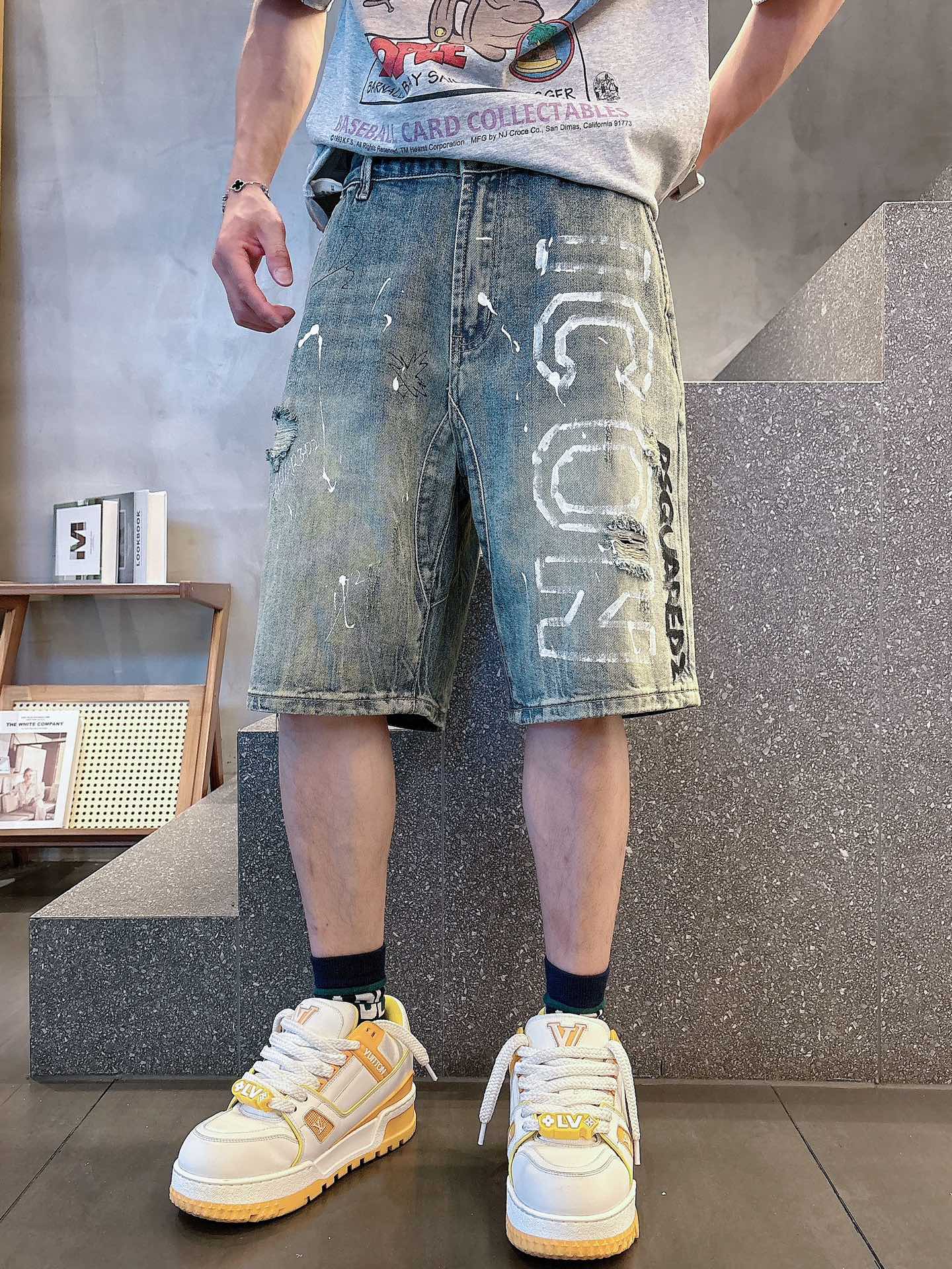 NO:487669,D2 official website counter is available simultaneously, original singles, super stylish jeans, customized original washing denim fabric, unique design, top-grade hand-painted graffiti craft letter pattern logo, extremely top-notch jeans, the materials and craftsmanship are extremely luxurious and exquisite, the grade is extremely high, the upper body is handsome and stylish, recommended, 29----38, jeans, alexander wang19860909D2官网专柜同步有售,原单狠货,超级有范儿的一款牛仔裤,定制原版水洗牛仔面料,独特设计,顶级手绘涂鸦工艺字母图案logo,极为翘楚的一款牛仔裤,用料与工艺都极致奢华精湛,档次极高,上身帅气有型,推荐, 码数29----38,,jeans,alexander wang,Men's clothing