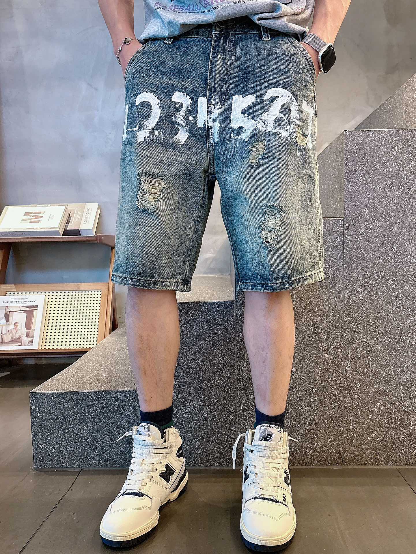 NO:418232,Majira's new spring and summer wash soft denim shorts, men's super elastic graphene fabric five-point jeans. This is a casual denim item that combines classic and trendy, with excellent matching performance. The iconic logo embellishes, and the back pocket of the pants adopts original hardware design, which raises the overall style and rank a step. You can wear the style you want with random convexity. The authentic trendy items are all trendy!  Only by creating very high-end old-fashioned washing colors can you have such texture and color, giving people a special feeling, with a retro feel that has experienced thousands of sails, and a product that interprets personality, fashion, and specifications at a glance. This single product is enough to make any fan excited!  Size 29------38,,masion margiela,shorts,jeans,alexander wang19860909马吉拉春夏新款水洗软牛仔短裤,男士超弹石墨烯面料五分牛仔裤.这是将经典与新潮结合的休闲牛仔单品,有着绝佳的搭配性能效果.标志性logo点缀,裤后口袋采用原版五金设计,让整体的风格还有段位都上升了一个台阶.随意凹凸就能穿搭出自己所要的风格,地地道道的潮款单品,举手投足皆是潮流气息感！非常高级的做旧水洗色打造,方才能有如斯的质感与色彩,给人的感觉就很特别,有着那种历经千帆的岁月复古感,将个性,将时髦,将规格诠释的一览无余的产物,这种单品足以让任何一个粉丝为之心动！ 尺码29-----38,,masion margiela,shorts,jeans,alexander wang,Men's clothing