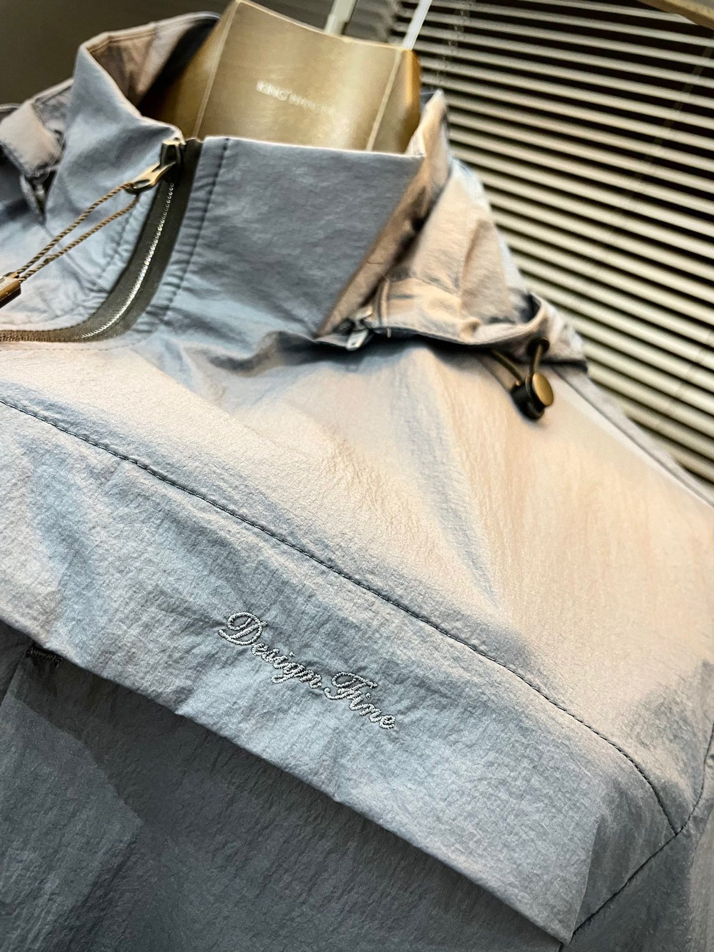 Empirio Armin-(Amani) Spring 2025 Heavy Jacket Collection with Glitter and Gold Accents - 图片 5