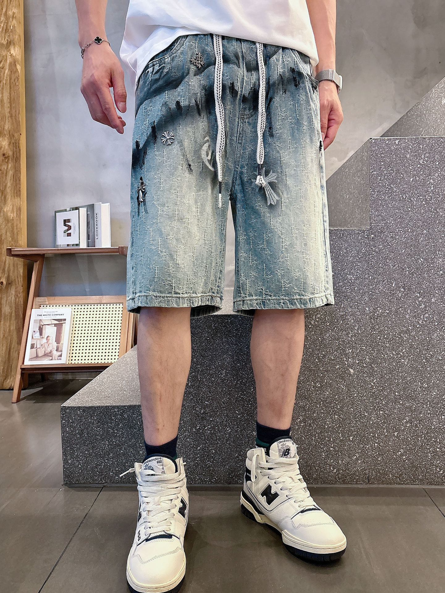 NO:418259,2025 Spring and Summer Chrome He*rts Croxin denim shorts are so cool that they have no friends when they are wearing them. They are super high in recognition and stylized!  This fabric uses 10 safety cottonseno Heavy Industry Crow's logo jacquard fabric + heavy industry spray painting hardware technology. All the classic Crow's logos are collected on these pants, which are particularly eye-catching!  Highly restored ancient silver-level horseshoe buttons. The overall upper body is unique and shows fashion and personality. It is recommended to explode the street-blowing ace!  !  High Street Style, the upper body effect is naturally needless to say. It is the frontline of the trend. The vibrant design and versatile attributes can make you look surprised no matter how you match it!  Essential items for high-end outfits. Number of sizes M~~~4XL, chrome hearts, chrome hearts, loewe, shorts, alexander wang198609092025春夏 Chrome He*rts 克罗心牛仔短裤  穿上回头率酷到没朋友,超高识别度与风格化！ 这款面料采用10安全棉赛诺纺重工克罗家logo提花面料+重工喷绘五金工艺 超有辨识度的克罗家所有经典logo都集在这裤子上 格外吸睛！高度还原的古银级别马蹄扣子. 整体上身提别的彰显时尚和个性,炸街王牌推荐！！高街风格 上身效果自然不用多说 妥妥的潮流最前线 充满活力的设计和百搭的属性,不管怎么搭配都能穿出惊喜！高级感穿搭必备单品 码数M~~~4XL,,chrome hearts,chrome hearts,loewe,shorts,alexander wang,Men's clothing