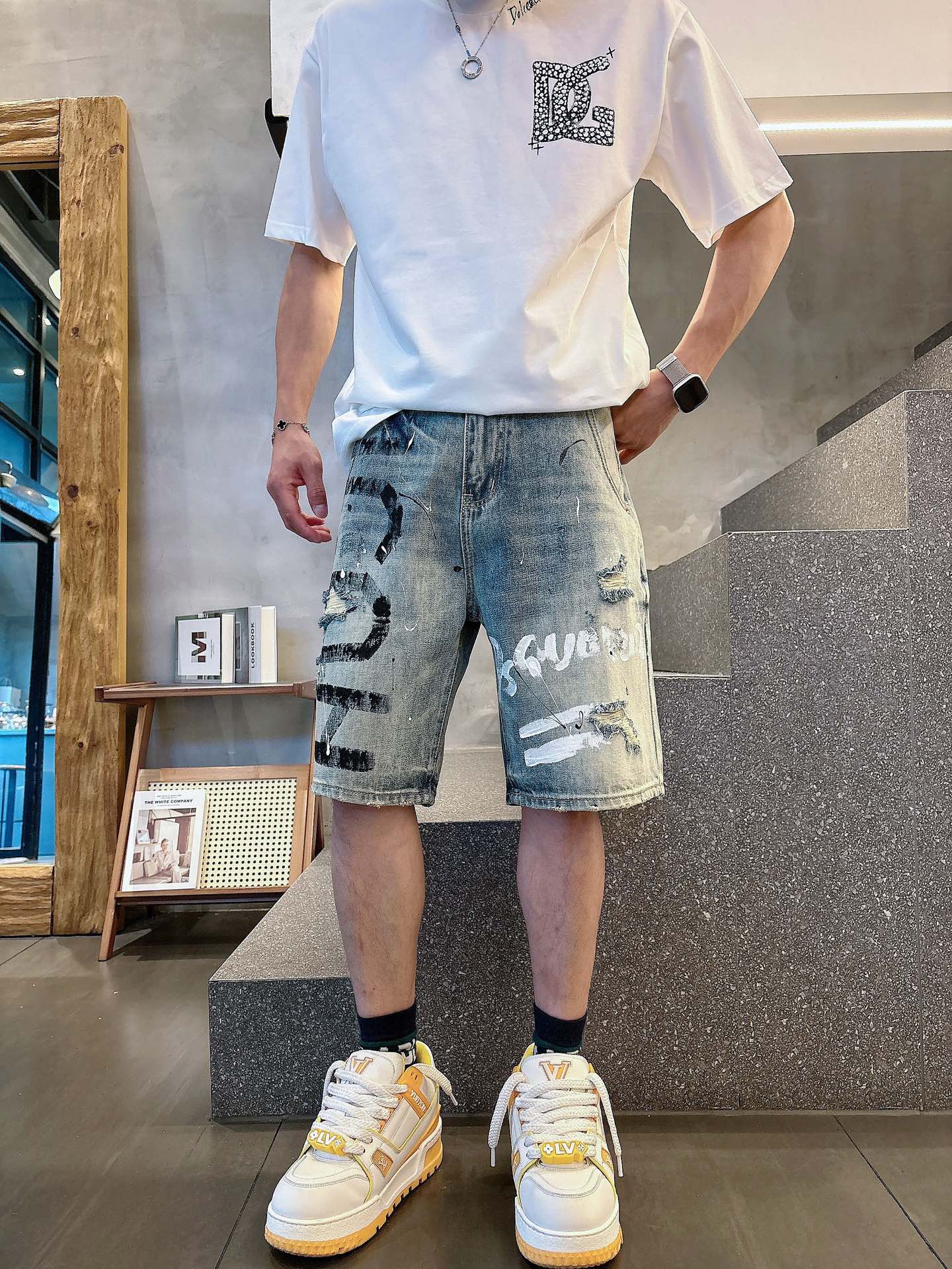 NO:418248,DSQUARED2 2025ss summer new men's casual hand-painted heavy-industrial denim shorts, high-end version!  Customized fabrics for counters are breathable and comfortable, with impeccable details, and the brand element design concept reflects high quality. The feel is delicate and soft!  It is casually cut, with a great upper body style!  Size: 29------38, shorts, alexander wang19860909DSQUARED2 2025ss夏季新款男士休闲手绘重工牛仔短裤,高端版本！专柜定制面料 透气舒适度高,细节无可挑剔,品牌元素设计理念,体现高品质.手感细腻柔软！呈现休闲裁剪,上身版型超赞！ 尺码:29-----38,,shorts,alexander wang,Men's clothing