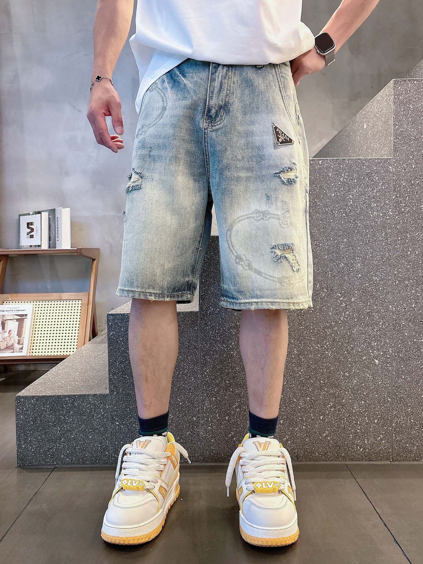 NO:418254,25 Spring and Summer New Pr*da Washed Soft Denim Shorts, Men's Super Elastic Graphene Fabric Five-Part Jeans. The top order series of foreign companies, a absolutely heavy-industrial hand-painted direct-injection hardware top-grade item, the original hardware logo on the back of the pants, injecting modern and innovative into the classic wardrobe. Retro tannin denim fabric, incorporates graphene fiber, the best thing that trendy men cannot miss!  !  This is a casual denim item that combines classics and trends, with excellent matching performance and effect. It raises the overall style and rank to a higher level. You can wear the style you want with random convexity. The authentic trendy items are all trendy!  Made of blended cotton imported from Japan, and incorporated with graphene elastic fiber, and made of very high-end old-fashioned washing colors, so that the texture and color are so special, with a retro feel that has experienced thousands of sails. It is a product that can be seen with personality, fashionable, and specifications. This single product is enough to make any fan excited!  Size 29---38, shorts, jeans, alexander wang1986090925春夏新款Pr*da水洗软牛仔短裤,男士超弹石墨烯面料五分牛仔裤.洋行顶尖订单系列,一款绝对重工的手绘直喷五金顶级单品,裤后口原版五金logo,为经典衣橱注入现代新意.复古单宁牛仔布料,融入石墨烯纤维,潮男不可错过的极品！！ 这是将经典与新潮结合的休闲牛仔单品,有着绝佳的搭配性能效果.,让整体的风格还有段位都上升了一个台阶.随意凹凸就能穿搭出自己所要的风格,地地道道的潮款单品,举手投足皆是潮流气息感！ 采用日本进口的混纺棉材质打造而成,并且融入石墨烯弹性纤维,非常高级的做旧水洗色打造,方才能有如斯的质感与色彩,给人的感觉就很特别,有着那种历经千帆的岁月复古感,将个性,将时髦,将规格诠释的一览无余的产物,这种单品足以让任何一个粉丝为之心动！尺码29---38,,shorts,jeans,alexander wang,Men's clothing