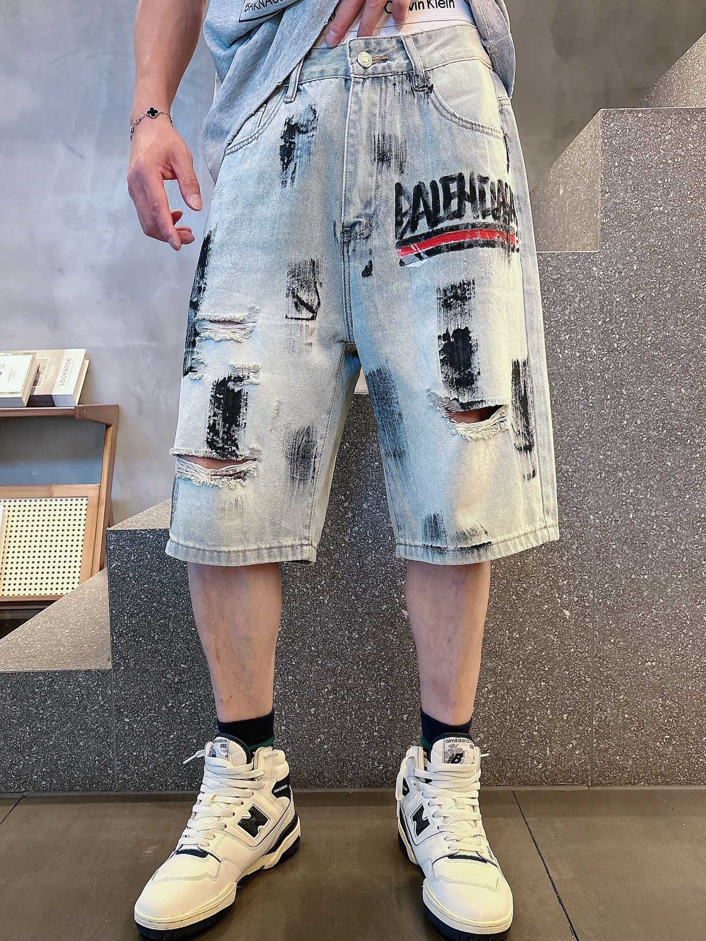 NO:418269,Paris denim shorts, denim wash original single high-end single product, the overall wide-leg pattern design, the customized denim fabric and cutting are much more complicated than ordinary craftsmanship, and the imported denim fabric has been adjusted many times, painted graffiti, and a very heavy-duty pair of jeans!  One of the essential items MZ private model Size: 29--38, shorts, jeans, alexander wang19860909巴黎牛仔短裤 丹宁水洗原单高端单品 整体采用的阔腿版型设计,定制的牛仔面料与裁剪比普通工艺复杂很多调整了好多次进口的牛仔面料,彩绘涂鸦 很重工的一条牛仔裤！必备单品之一MZ自留款 尺码: 29--38,,shorts,jeans,alexander wang,Men's clothing