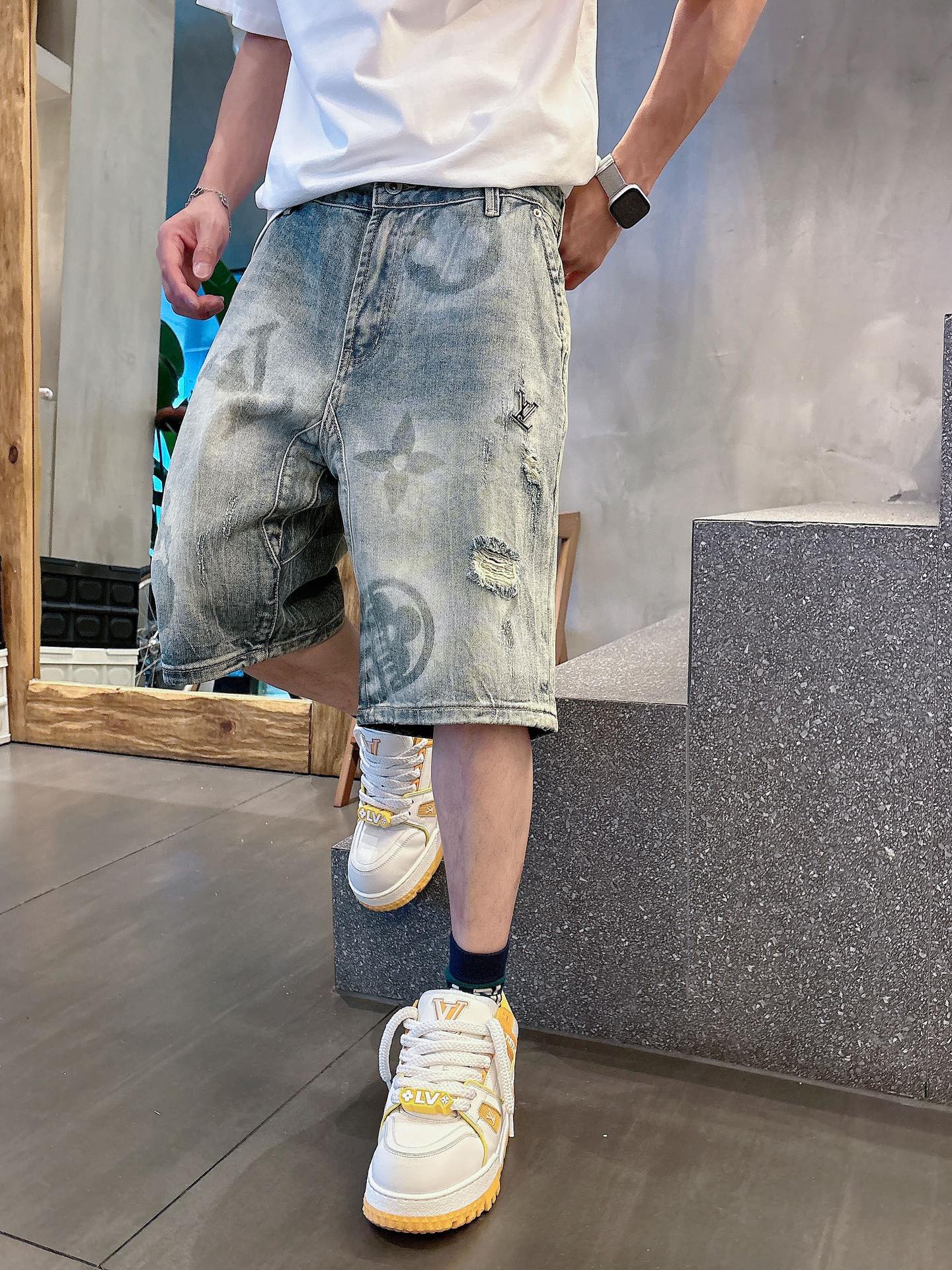 NO:418276,LV [New Product] is available for high-end exclusive sale. The 25SS four-season super-burning street-explosion series is the most exclusive and grandly launched. Original custom high-end quality fabrics, heavy-industrial hand-painted, customized hardware style, slim-fitting, micro-elastic upper body comfort, and must-have items!  Counter size 29-38, louis vuitton, shorts, alexander wang19860909LV【新品】高端独家发售 25SS四季款超燃炸街系列之最牛仔短裤 独家隆重推出 原版定制高端品质面料 重工手绘 定制五金版型修身剪裁微弹上身舒适度超高 必爆单品！ 专柜尺码29-38,,louis vuitton,shorts,alexander wang,Men's clothing