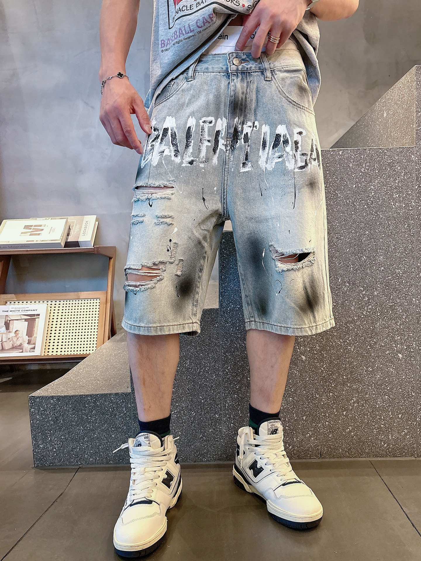 NO:418283,Balenciaga. 2025ss summer new product!  Hand-painted and spray-painted craftsman fashion versatile dark denim shorts luxury brand classic custom LOGO design uses comfortable washing denim fabric high-end customization, soft touch, fashionable luxury goods, fashion brands, just to improve your quality of life, you can determine the personalized customization, the style is excellent, the details are impeccable!  The style is not picky and very high-end. It is a must-have for trendy men!  Counter size 30-38,,,balenciaga,shorts,alexander wang19860909巴黎世家. 2025ss夏季新品！手绘加喷绘工艺时尚男士百搭深色牛仔短裤奢华品牌经典定制LOGO设计采用舒适洗水牛仔面料高端定制 手感柔软 时尚奢侈品 时尚大牌 只是为了提升你的生活品质 你来确定个性定制 版型超赞,细节做工无可挑剔！款式不挑人 特别高档 潮男必入手！ 专柜尺码30-38,,,balenciaga,shorts,alexander wang,Men's clothing
