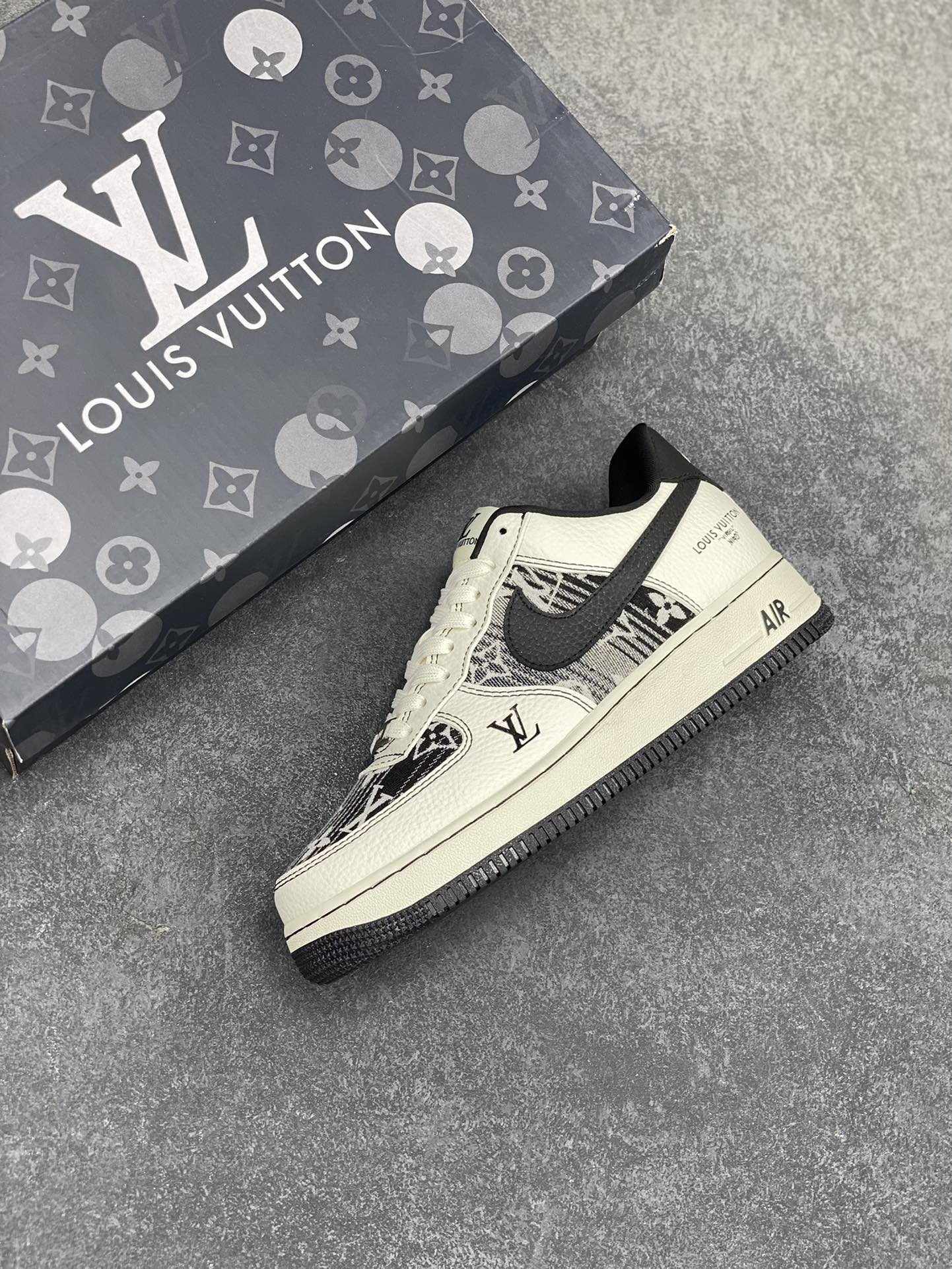 图片[7]-NIke Air Force 1 \’07 Low “LV联名”空军一号 低帮 运动鞋 休闲鞋 折边针车 工艺难度大 原楦头原纸板 原装鞋盒 定制五金配件 内置全掌气垫 原厂鞋底 货号：BZ6808-103 尺码：36 36.5 37.5 38 38.5 39 40 40.5 41 42 42.5 43 44 44.5 45-选品中心