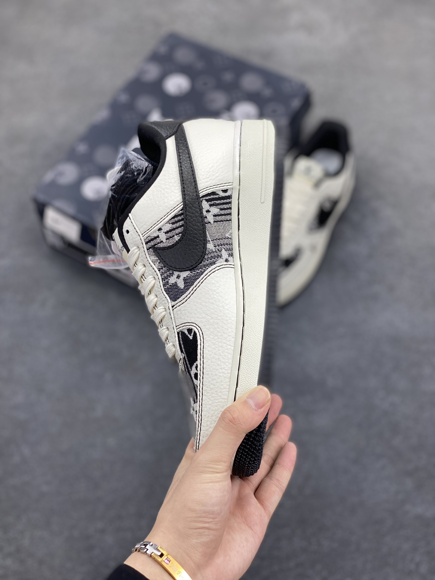 图片[3]-NIke Air Force 1 \’07 Low “LV联名”空军一号 低帮 运动鞋 休闲鞋 折边针车 工艺难度大 原楦头原纸板 原装鞋盒 定制五金配件 内置全掌气垫 原厂鞋底 货号：BZ6808-103 尺码：36 36.5 37.5 38 38.5 39 40 40.5 41 42 42.5 43 44 44.5 45-选品中心