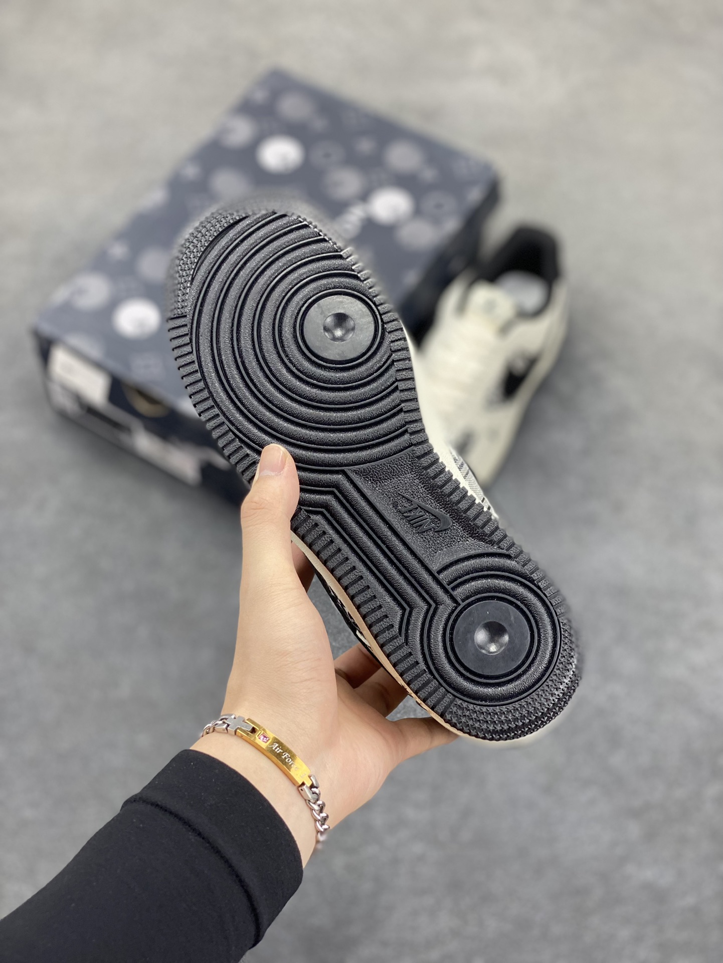 图片[5]-NIke Air Force 1 \’07 Low “LV联名”空军一号 低帮 运动鞋 休闲鞋 折边针车 工艺难度大 原楦头原纸板 原装鞋盒 定制五金配件 内置全掌气垫 原厂鞋底 货号：BZ6808-103 尺码：36 36.5 37.5 38 38.5 39 40 40.5 41 42 42.5 43 44 44.5 45-选品中心