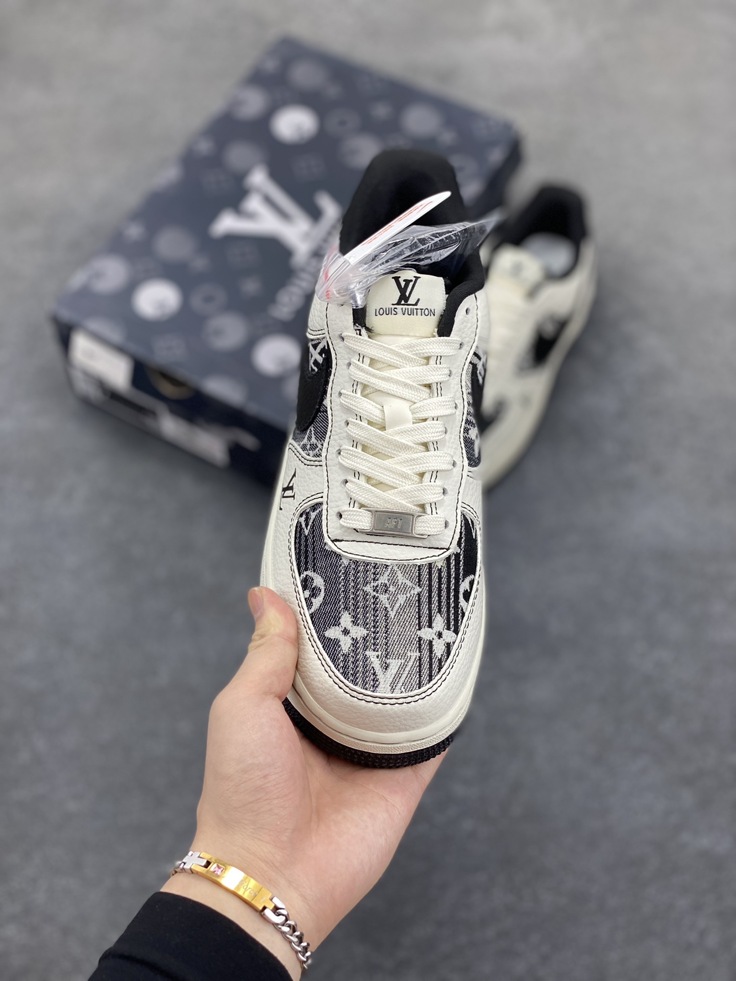图片[2]-NIke Air Force 1 \’07 Low “LV联名”空军一号 低帮 运动鞋 休闲鞋 折边针车 工艺难度大 原楦头原纸板 原装鞋盒 定制五金配件 内置全掌气垫 原厂鞋底 货号：BZ6808-103 尺码：36 36.5 37.5 38 38.5 39 40 40.5 41 42 42.5 43 44 44.5 45-选品中心