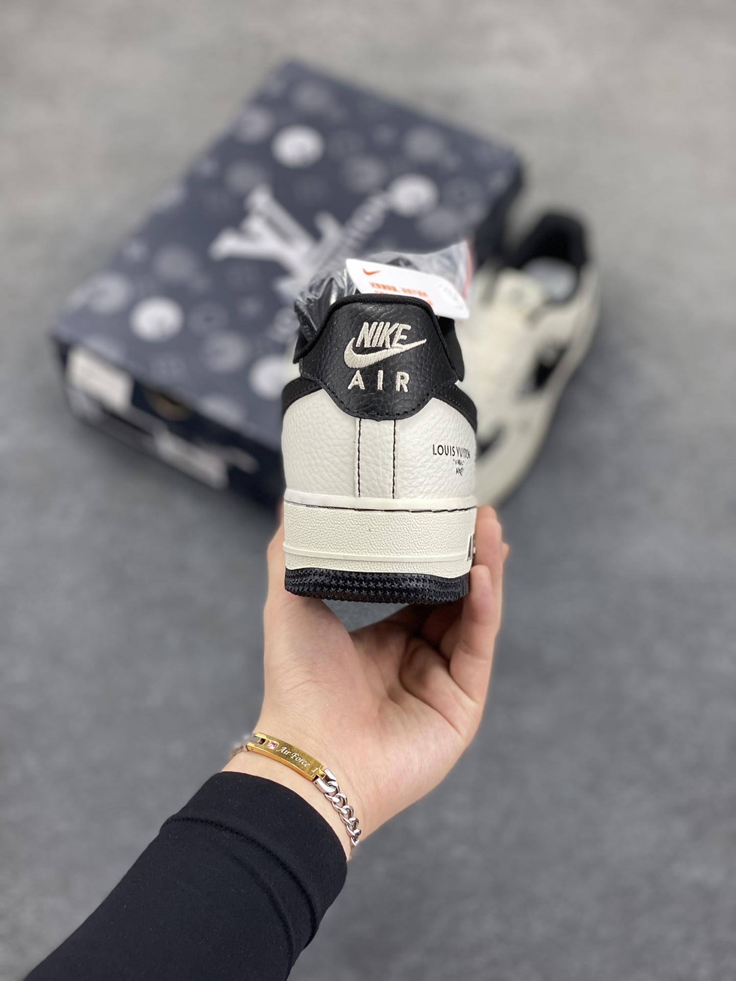 图片[4]-NIke Air Force 1 \’07 Low “LV联名”空军一号 低帮 运动鞋 休闲鞋 折边针车 工艺难度大 原楦头原纸板 原装鞋盒 定制五金配件 内置全掌气垫 原厂鞋底 货号：BZ6808-103 尺码：36 36.5 37.5 38 38.5 39 40 40.5 41 42 42.5 43 44 44.5 45-选品中心