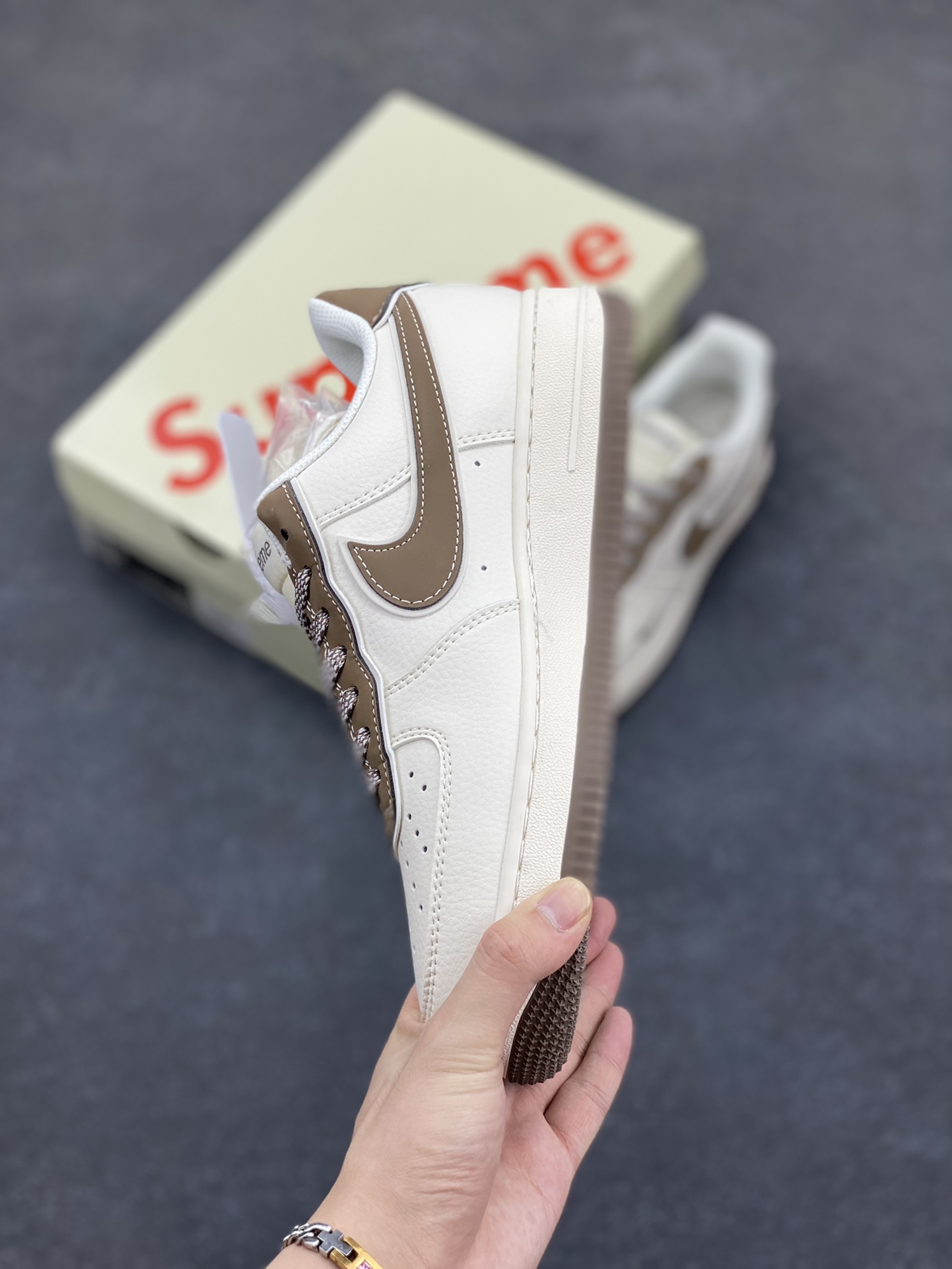 图片[3]-NIke Air Force 1 \’07 Low “石头岛Supreme联名–米棕勾”空军一号 低帮 运动鞋 休闲鞋 折边针车 工艺难度大 原楦头原纸板 原装鞋盒 定制五金配件 内置全掌气垫 原厂鞋底 货号：BB1616-306 尺码：36 36.5 37.5 38 38.5 39 40 40.5 41 42 42.5 43 44 44.5 45-选品中心