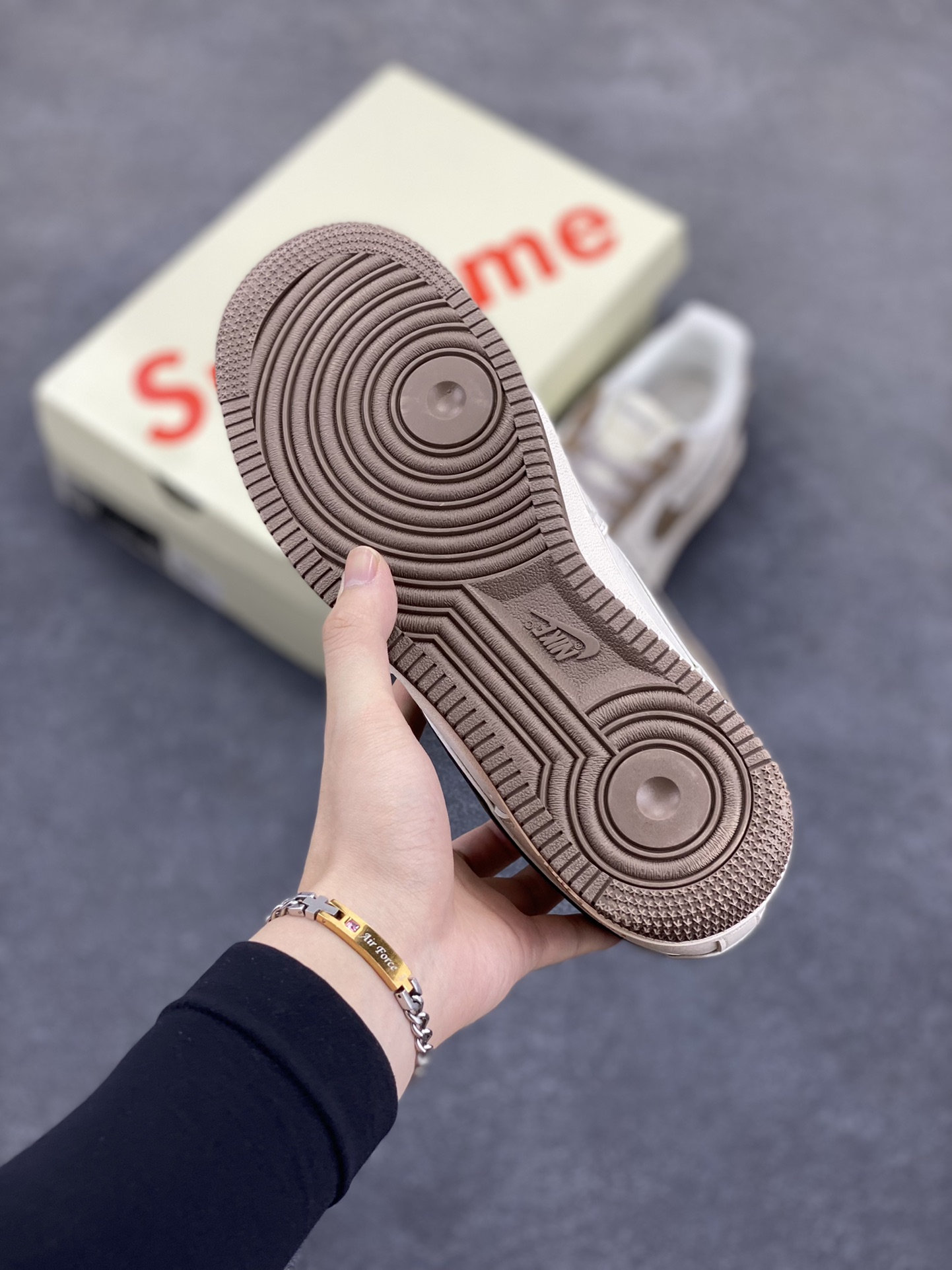 图片[5]-NIke Air Force 1 \’07 Low “石头岛Supreme联名–米棕勾”空军一号 低帮 运动鞋 休闲鞋 折边针车 工艺难度大 原楦头原纸板 原装鞋盒 定制五金配件 内置全掌气垫 原厂鞋底 货号：BB1616-306 尺码：36 36.5 37.5 38 38.5 39 40 40.5 41 42 42.5 43 44 44.5 45-选品中心