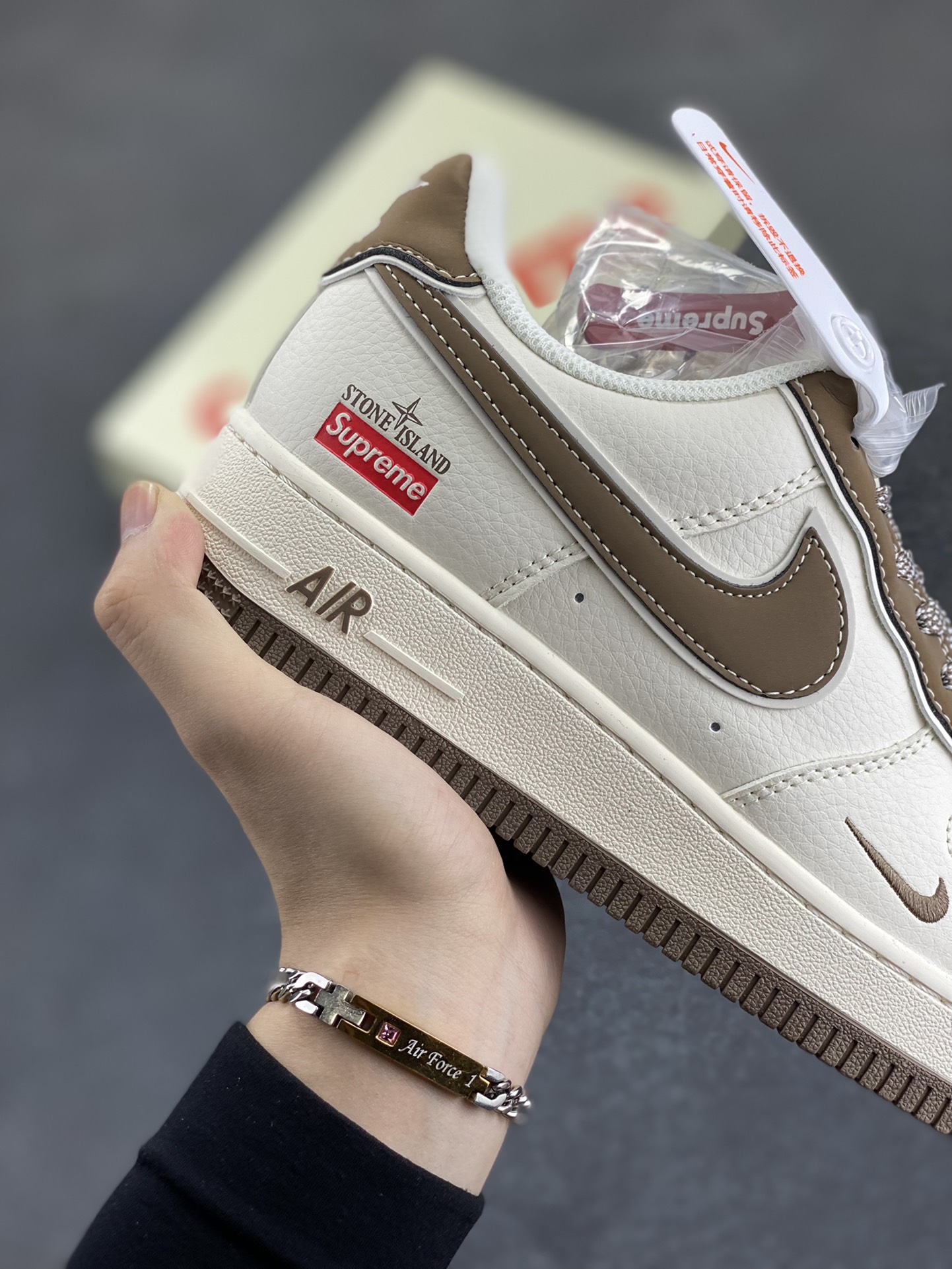 图片[6]-NIke Air Force 1 \’07 Low “石头岛Supreme联名–米棕勾”空军一号 低帮 运动鞋 休闲鞋 折边针车 工艺难度大 原楦头原纸板 原装鞋盒 定制五金配件 内置全掌气垫 原厂鞋底 货号：BB1616-306 尺码：36 36.5 37.5 38 38.5 39 40 40.5 41 42 42.5 43 44 44.5 45-选品中心