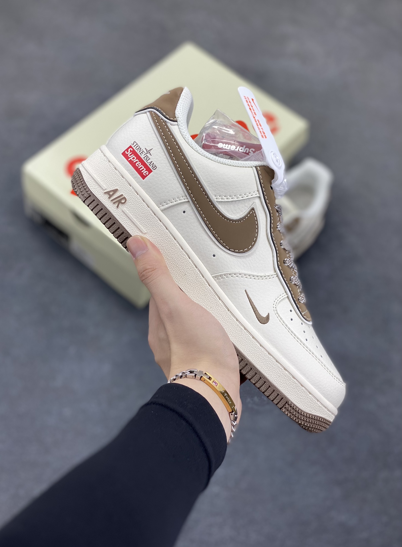 NIke Air Force 1 \'07 Low “石头岛Supreme联名--米棕勾”空军一号 低帮 运动鞋 休闲鞋 折边针车 工艺难度大 原楦头原纸板 原装鞋盒 定制五金配件 内置全掌气垫 原厂鞋底 货号：BB1616-306 尺码：36 36.5 37.5 38 38.5 39 40 40.5 41 42 42.5 43 44 44.5 45-选品中心
