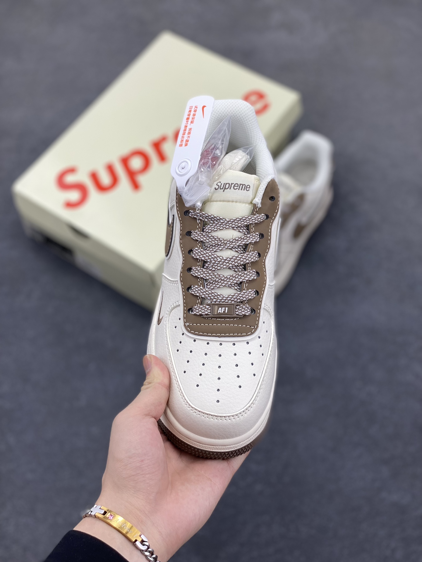 图片[2]-NIke Air Force 1 \’07 Low “石头岛Supreme联名–米棕勾”空军一号 低帮 运动鞋 休闲鞋 折边针车 工艺难度大 原楦头原纸板 原装鞋盒 定制五金配件 内置全掌气垫 原厂鞋底 货号：BB1616-306 尺码：36 36.5 37.5 38 38.5 39 40 40.5 41 42 42.5 43 44 44.5 45-选品中心