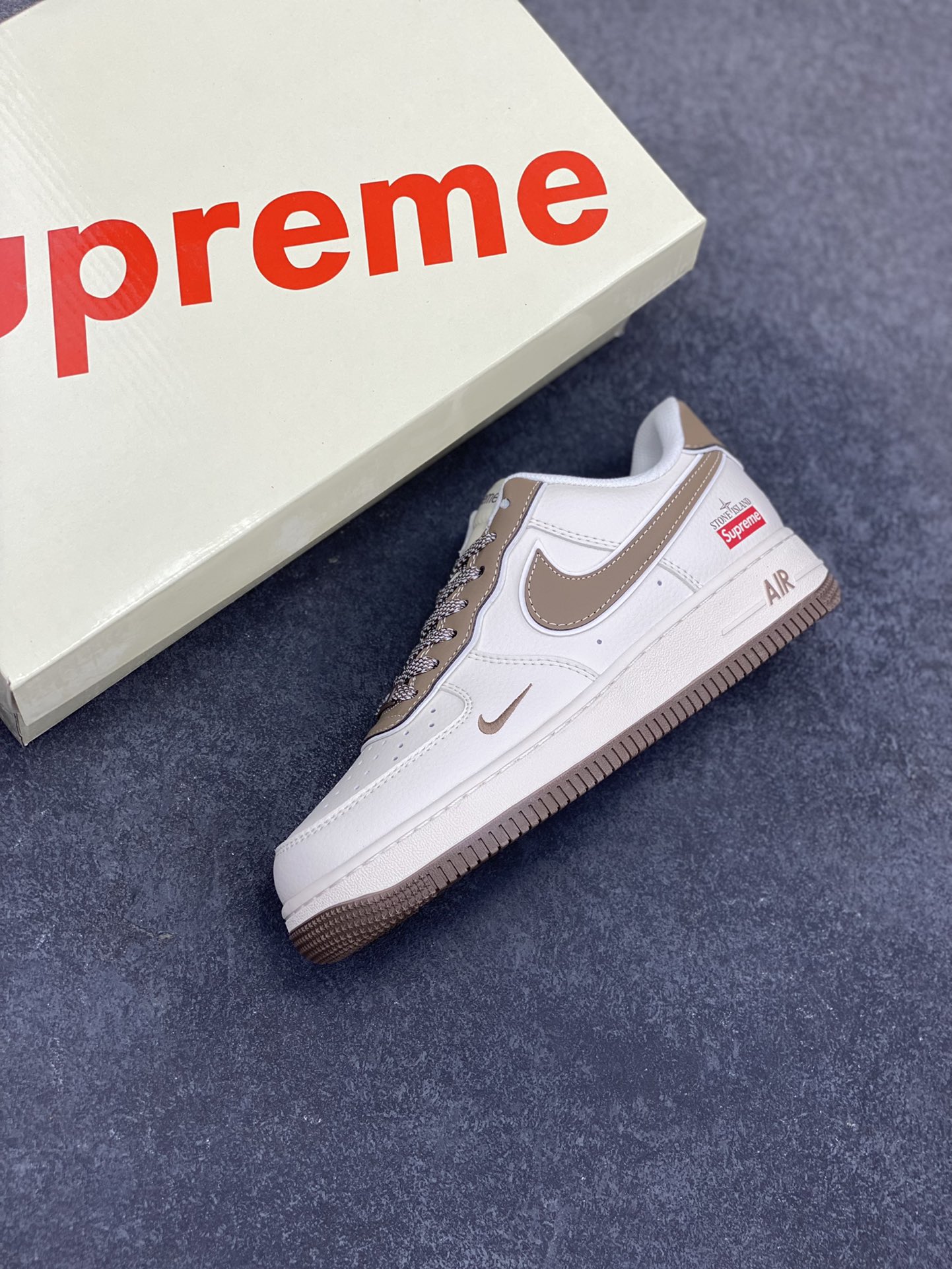 图片[7]-NIke Air Force 1 \’07 Low “石头岛Supreme联名–米棕勾”空军一号 低帮 运动鞋 休闲鞋 折边针车 工艺难度大 原楦头原纸板 原装鞋盒 定制五金配件 内置全掌气垫 原厂鞋底 货号：BB1616-306 尺码：36 36.5 37.5 38 38.5 39 40 40.5 41 42 42.5 43 44 44.5 45-选品中心