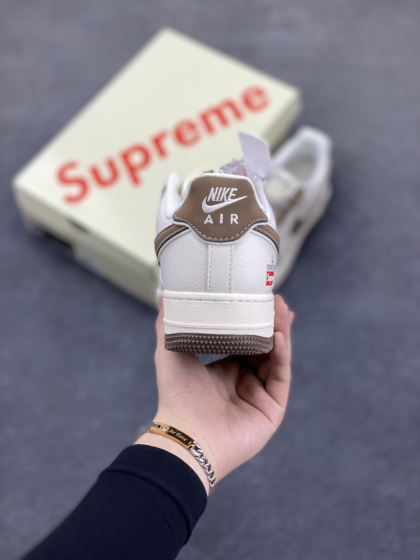 图片[4]-NIke Air Force 1 \’07 Low “石头岛Supreme联名–米棕勾”空军一号 低帮 运动鞋 休闲鞋 折边针车 工艺难度大 原楦头原纸板 原装鞋盒 定制五金配件 内置全掌气垫 原厂鞋底 货号：BB1616-306 尺码：36 36.5 37.5 38 38.5 39 40 40.5 41 42 42.5 43 44 44.5 45-选品中心