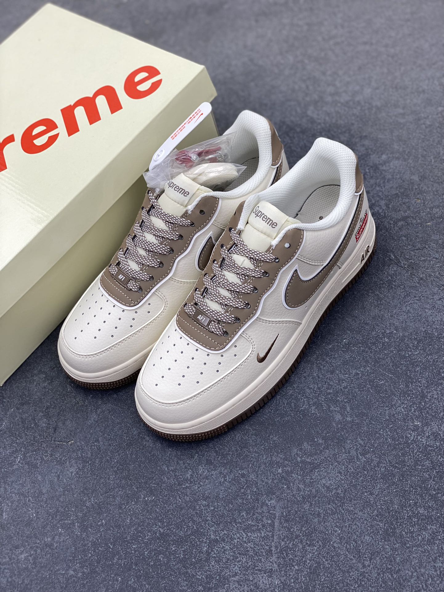图片[8]-NIke Air Force 1 \’07 Low “石头岛Supreme联名–米棕勾”空军一号 低帮 运动鞋 休闲鞋 折边针车 工艺难度大 原楦头原纸板 原装鞋盒 定制五金配件 内置全掌气垫 原厂鞋底 货号：BB1616-306 尺码：36 36.5 37.5 38 38.5 39 40 40.5 41 42 42.5 43 44 44.5 45-选品中心