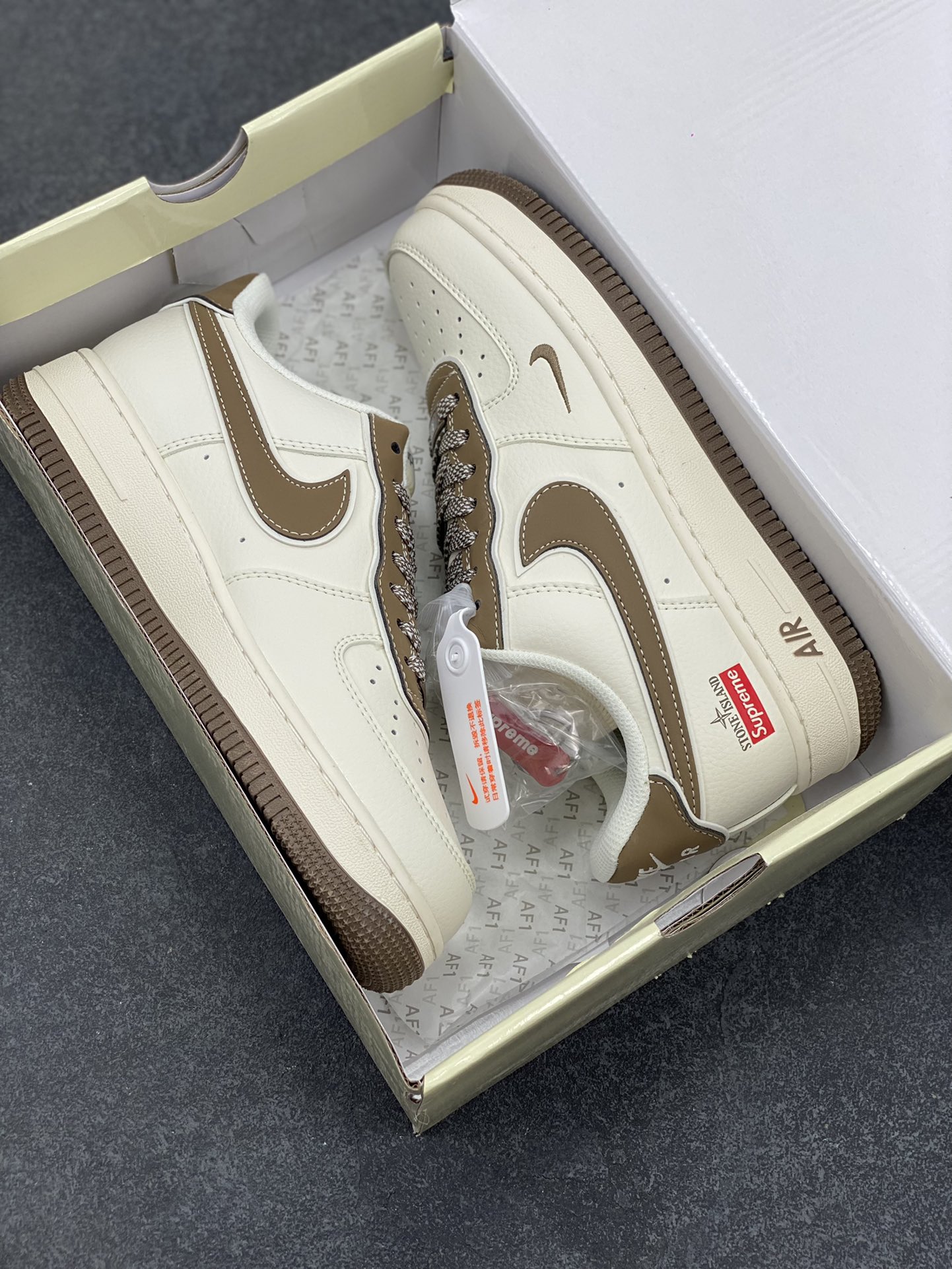 图片[9]-NIke Air Force 1 \’07 Low “石头岛Supreme联名–米棕勾”空军一号 低帮 运动鞋 休闲鞋 折边针车 工艺难度大 原楦头原纸板 原装鞋盒 定制五金配件 内置全掌气垫 原厂鞋底 货号：BB1616-306 尺码：36 36.5 37.5 38 38.5 39 40 40.5 41 42 42.5 43 44 44.5 45-选品中心