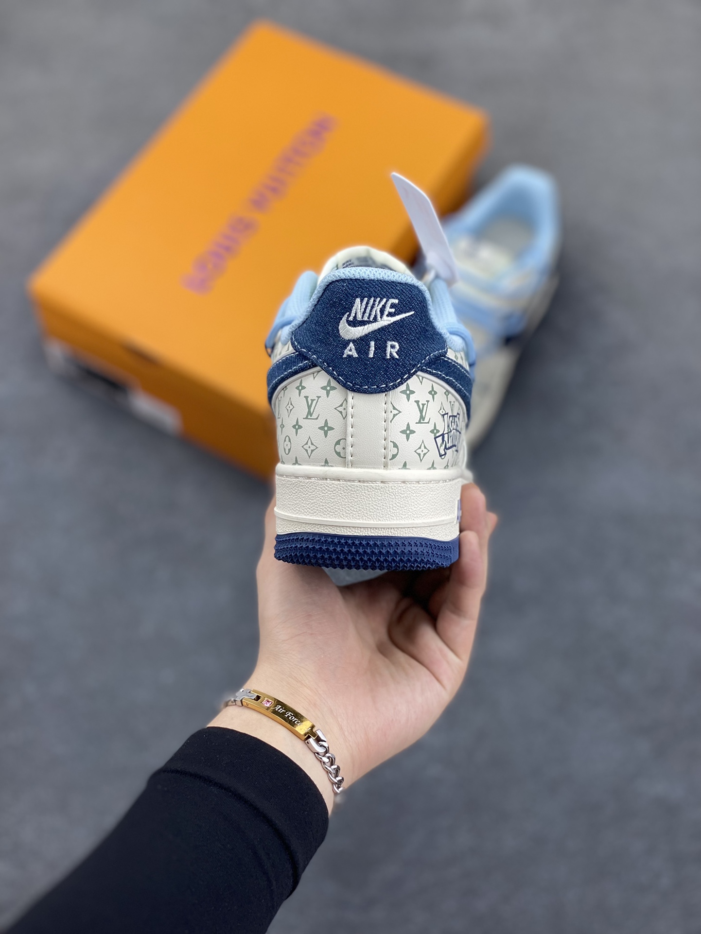 图片[4]-NIke Air Force 1 \’07 Low “LV联名——印花抽绳”空军一号 低帮 运动鞋 休闲鞋 折边针车 工艺难度大 原楦头原纸板 原装鞋盒 定制五金配件 内置全掌气垫 原厂鞋底 货号：DM6868-096 尺码：36 36.5 37.5 38 38.5 39 40 40.5 41 42 42.5 43 44 44.5 45-选品中心