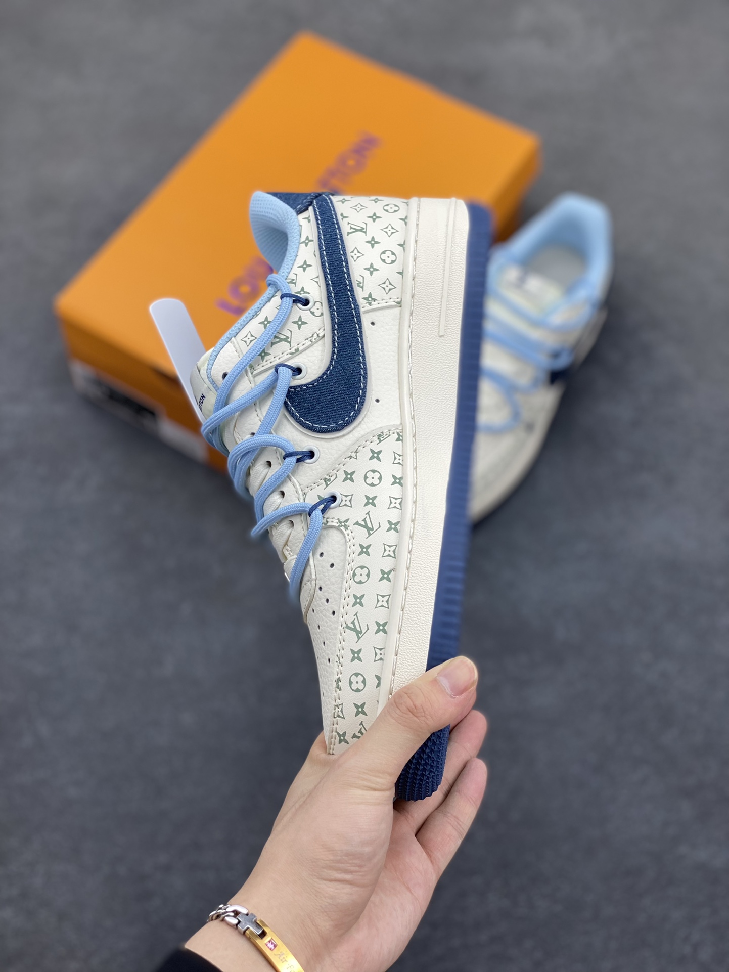 图片[3]-NIke Air Force 1 \’07 Low “LV联名——印花抽绳”空军一号 低帮 运动鞋 休闲鞋 折边针车 工艺难度大 原楦头原纸板 原装鞋盒 定制五金配件 内置全掌气垫 原厂鞋底 货号：DM6868-096 尺码：36 36.5 37.5 38 38.5 39 40 40.5 41 42 42.5 43 44 44.5 45-选品中心