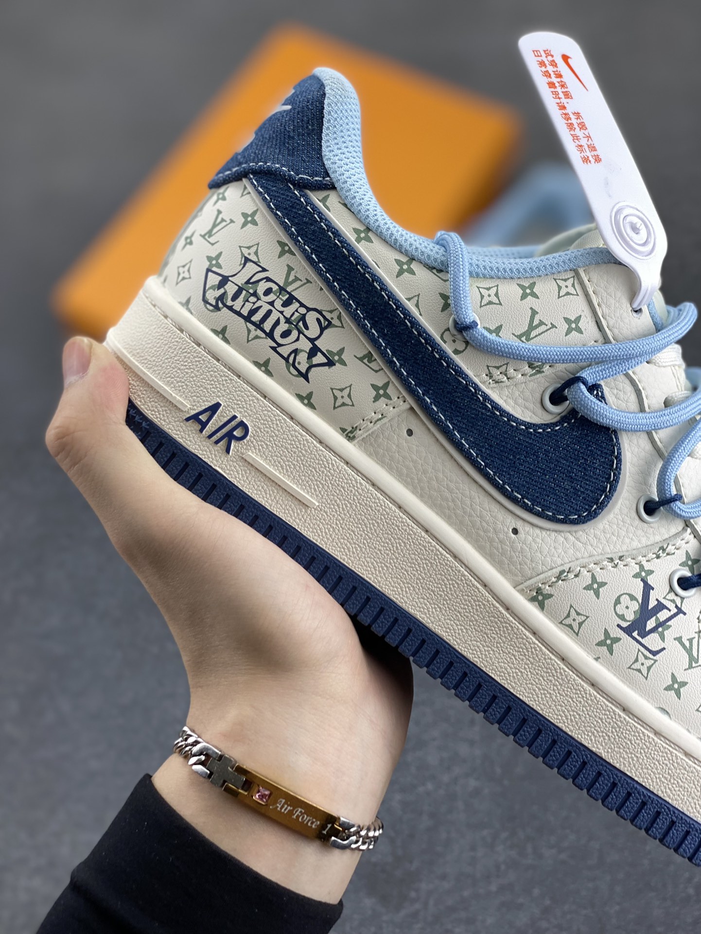图片[6]-NIke Air Force 1 \’07 Low “LV联名——印花抽绳”空军一号 低帮 运动鞋 休闲鞋 折边针车 工艺难度大 原楦头原纸板 原装鞋盒 定制五金配件 内置全掌气垫 原厂鞋底 货号：DM6868-096 尺码：36 36.5 37.5 38 38.5 39 40 40.5 41 42 42.5 43 44 44.5 45-选品中心