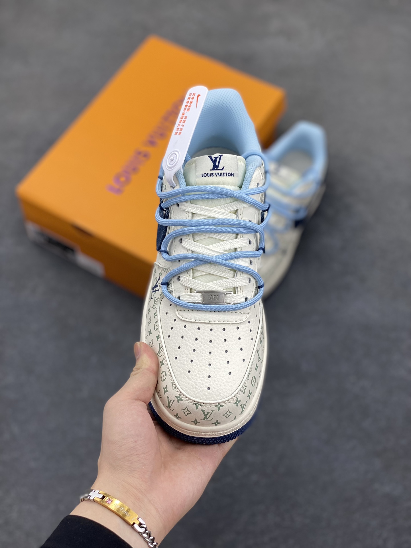 图片[2]-NIke Air Force 1 \’07 Low “LV联名——印花抽绳”空军一号 低帮 运动鞋 休闲鞋 折边针车 工艺难度大 原楦头原纸板 原装鞋盒 定制五金配件 内置全掌气垫 原厂鞋底 货号：DM6868-096 尺码：36 36.5 37.5 38 38.5 39 40 40.5 41 42 42.5 43 44 44.5 45-选品中心