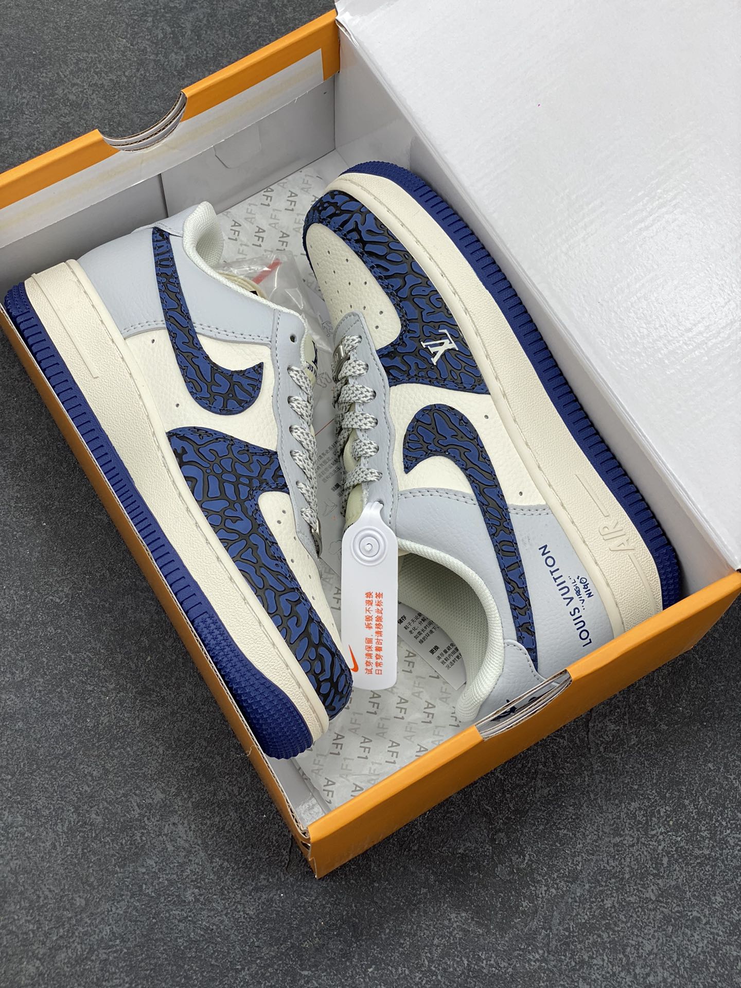 图片[9]-NIke Air Force 1 \’07 Low “LV联名——蓝石纹”空军一号 低帮 运动鞋 休闲鞋 折边针车 工艺难度大 原楦头原纸板 原装鞋盒 定制五金配件 内置全掌气垫 原厂鞋底 货号：JJ2508-701 尺码：36 36.5 37.5 38 38.5 39 40 40.5 41 42 42.5 43 44 44.5 45-选品中心