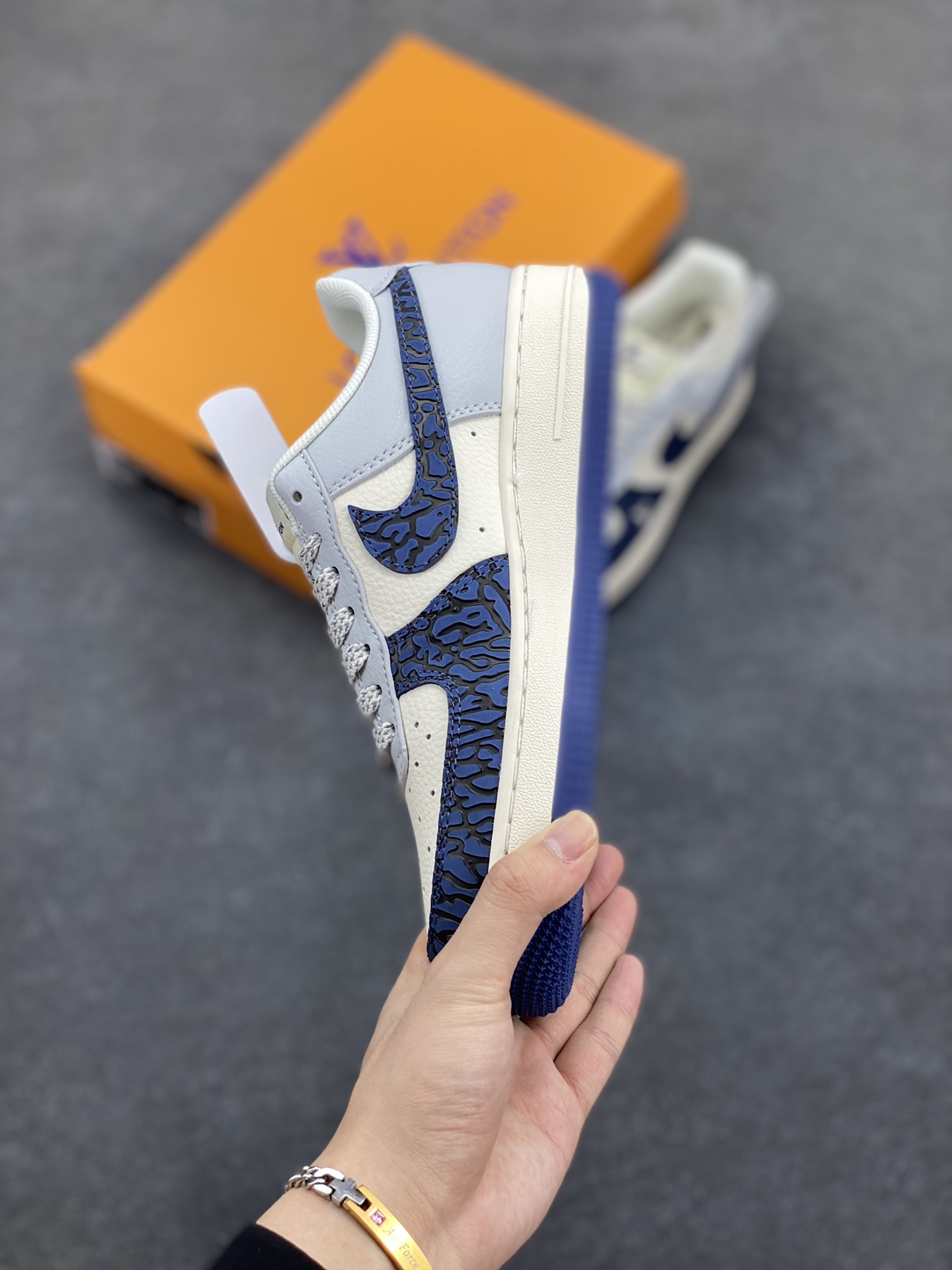 图片[3]-NIke Air Force 1 \’07 Low “LV联名——蓝石纹”空军一号 低帮 运动鞋 休闲鞋 折边针车 工艺难度大 原楦头原纸板 原装鞋盒 定制五金配件 内置全掌气垫 原厂鞋底 货号：JJ2508-701 尺码：36 36.5 37.5 38 38.5 39 40 40.5 41 42 42.5 43 44 44.5 45-选品中心