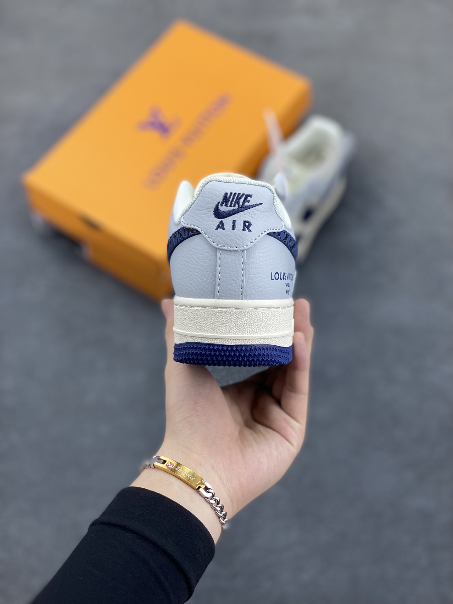 图片[4]-NIke Air Force 1 \’07 Low “LV联名——蓝石纹”空军一号 低帮 运动鞋 休闲鞋 折边针车 工艺难度大 原楦头原纸板 原装鞋盒 定制五金配件 内置全掌气垫 原厂鞋底 货号：JJ2508-701 尺码：36 36.5 37.5 38 38.5 39 40 40.5 41 42 42.5 43 44 44.5 45-选品中心